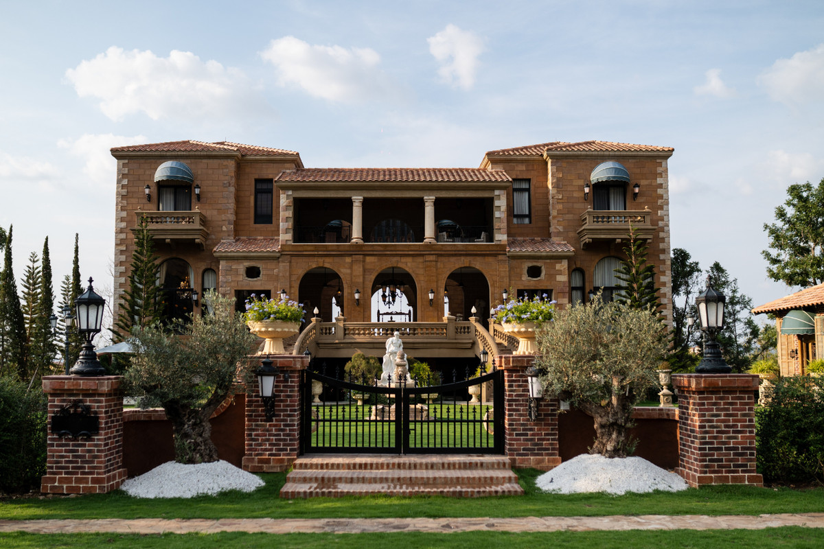 ขายปากช่อง เขาใหญ่ : คฤหาสน์เขาใหญ่ สไตล์ Italian–Tuscany บนพื้นที่กว่า 826 ตร.วาใช้สอยมากกว่า 2,000 ตร.ม. 