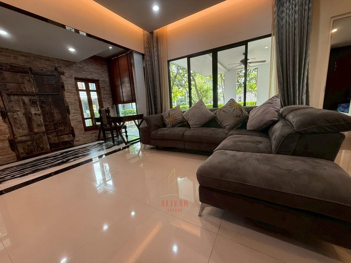 For RentHousePattanakan, Srinakarin : RH120325 For rent, 2-story detached house, corner house, 4 bedrooms at Burasiri Pattanakarn, next to club house.