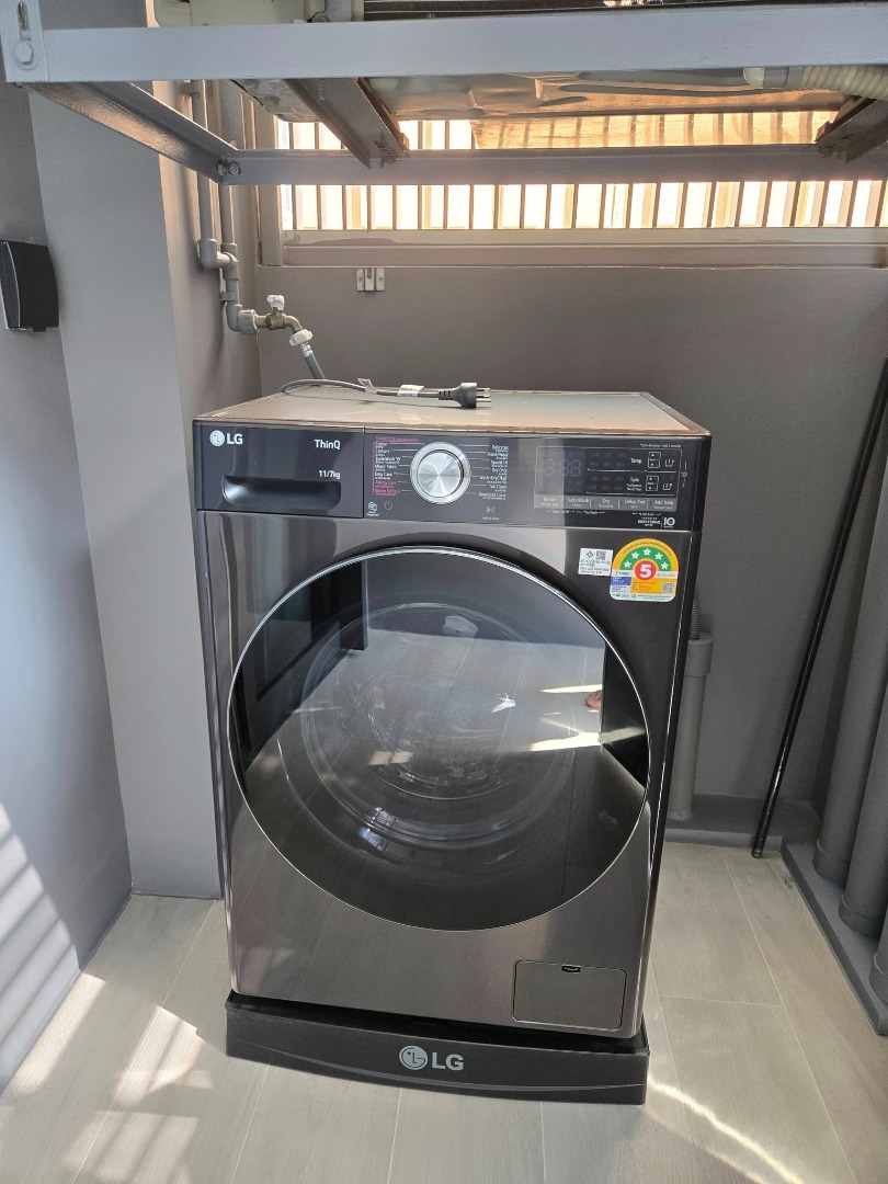 For RentCondoSukhumvit, Asoke, Thonglor : 🔥Urgent Rent🔥 The Room Sukhumvit 38, spacious room with unblocked views, fully furnished, ready to move in, near BTS Thonglor.