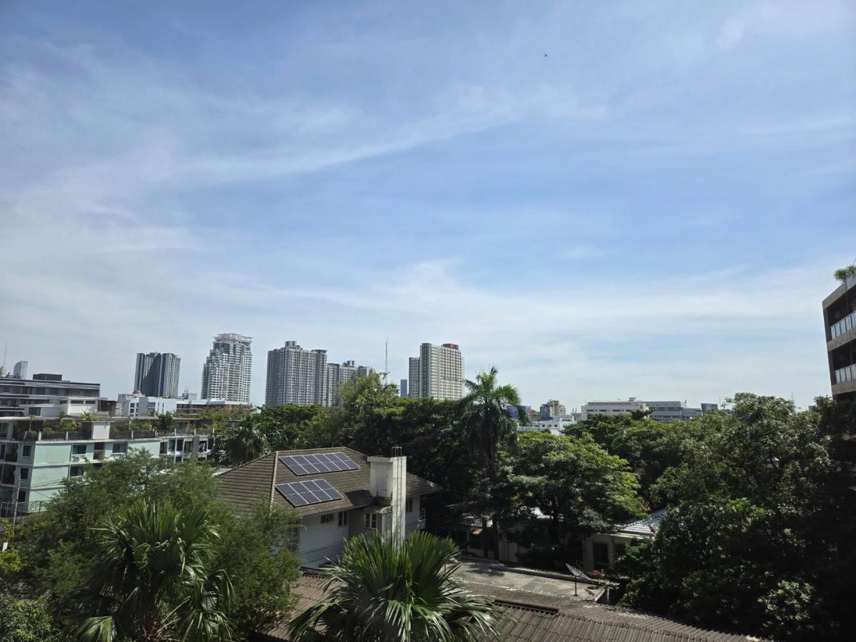 For RentCondoSukhumvit, Asoke, Thonglor : 🔥Urgent Rent🔥 The Room Sukhumvit 38, spacious room with unblocked views, fully furnished, ready to move in, near BTS Thonglor.