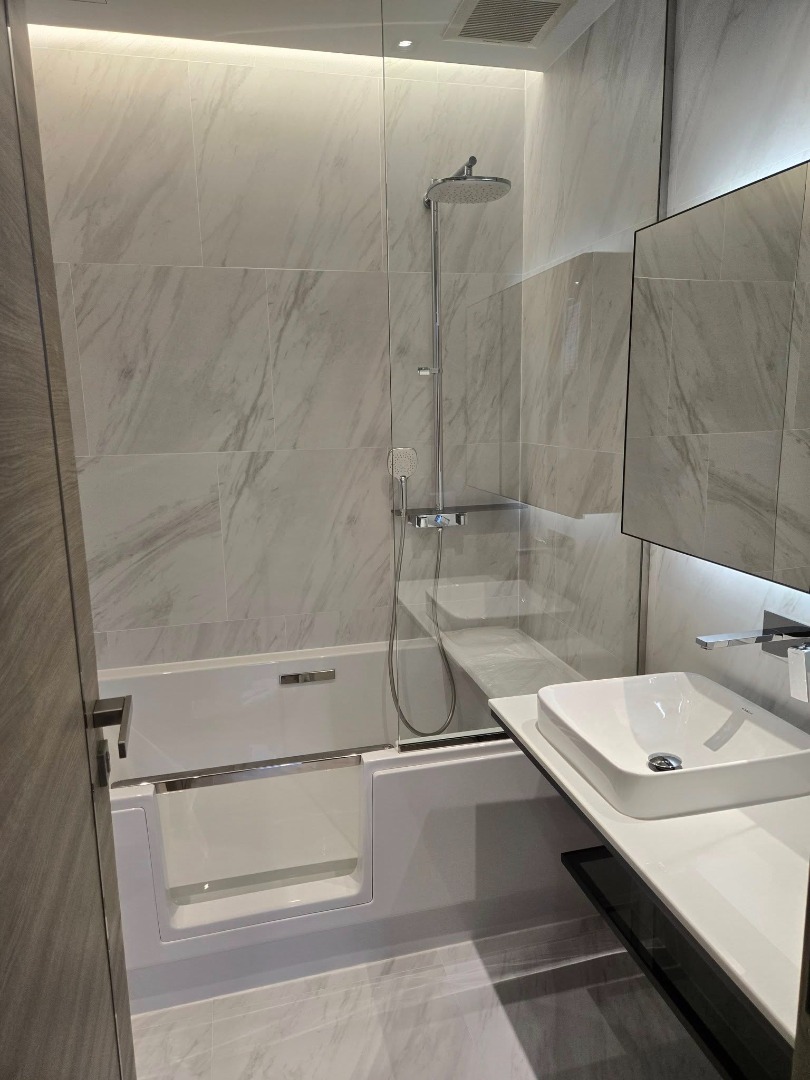 For RentCondoSukhumvit, Asoke, Thonglor : 🔥Urgent Rent🔥 The Room Sukhumvit 38, spacious room with unblocked views, fully furnished, ready to move in, near BTS Thonglor.