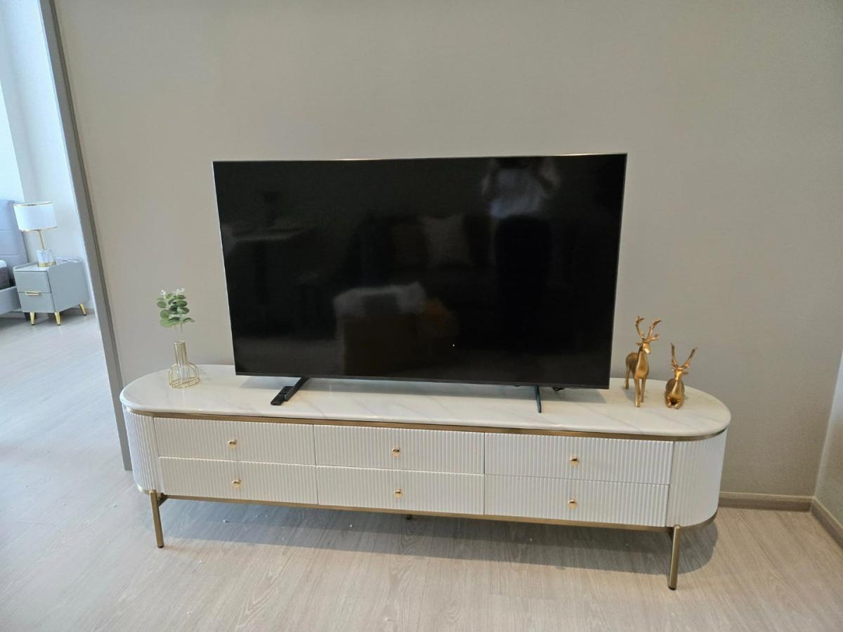 For RentCondoSukhumvit, Asoke, Thonglor : 🔥Urgent Rent🔥 The Room Sukhumvit 38, spacious room with unblocked views, fully furnished, ready to move in, near BTS Thonglor.