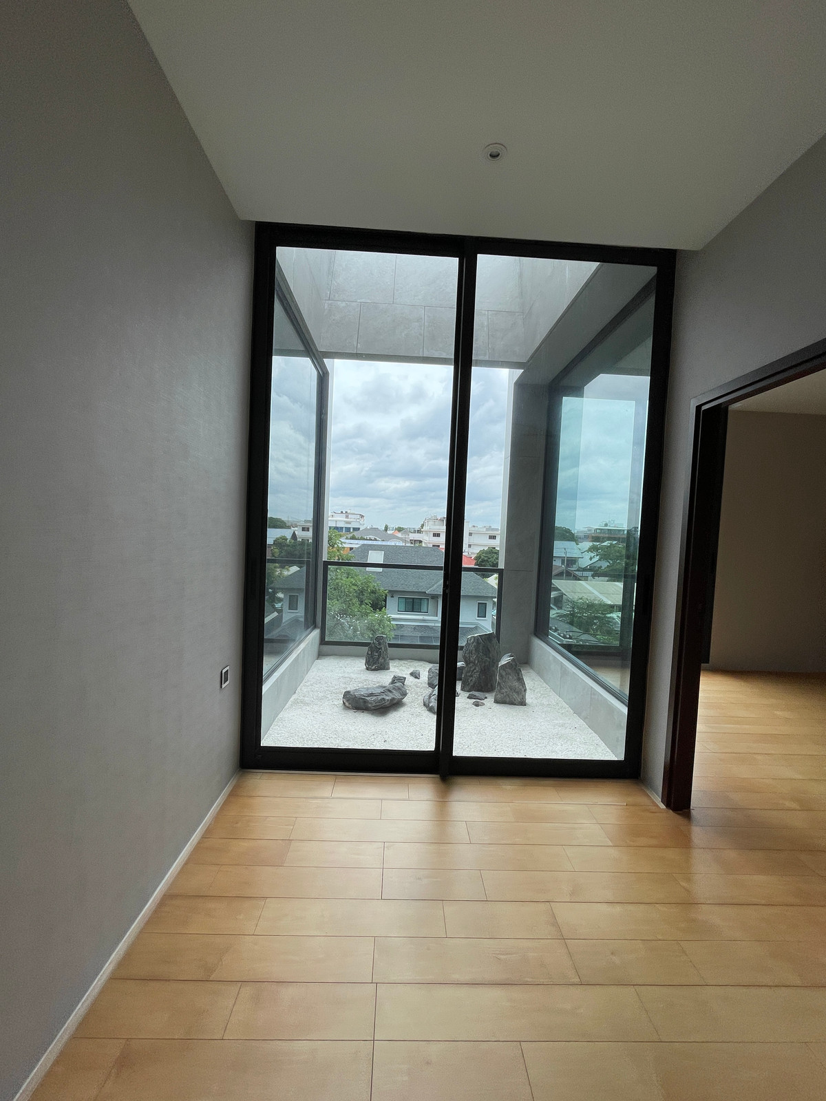 ขายบ้านพัฒนาการ ศรีนครินทร์ : ขายบ้านเดี่ยวหรู 4 ชั้น ZENITH 5 RESIDENCES ศรีนครินทร์ หลัง Paradise Park พื้นที่ใช้สอย 531 ตร.ม. ใกล้รถไฟฟ้าสายสีเหลือง