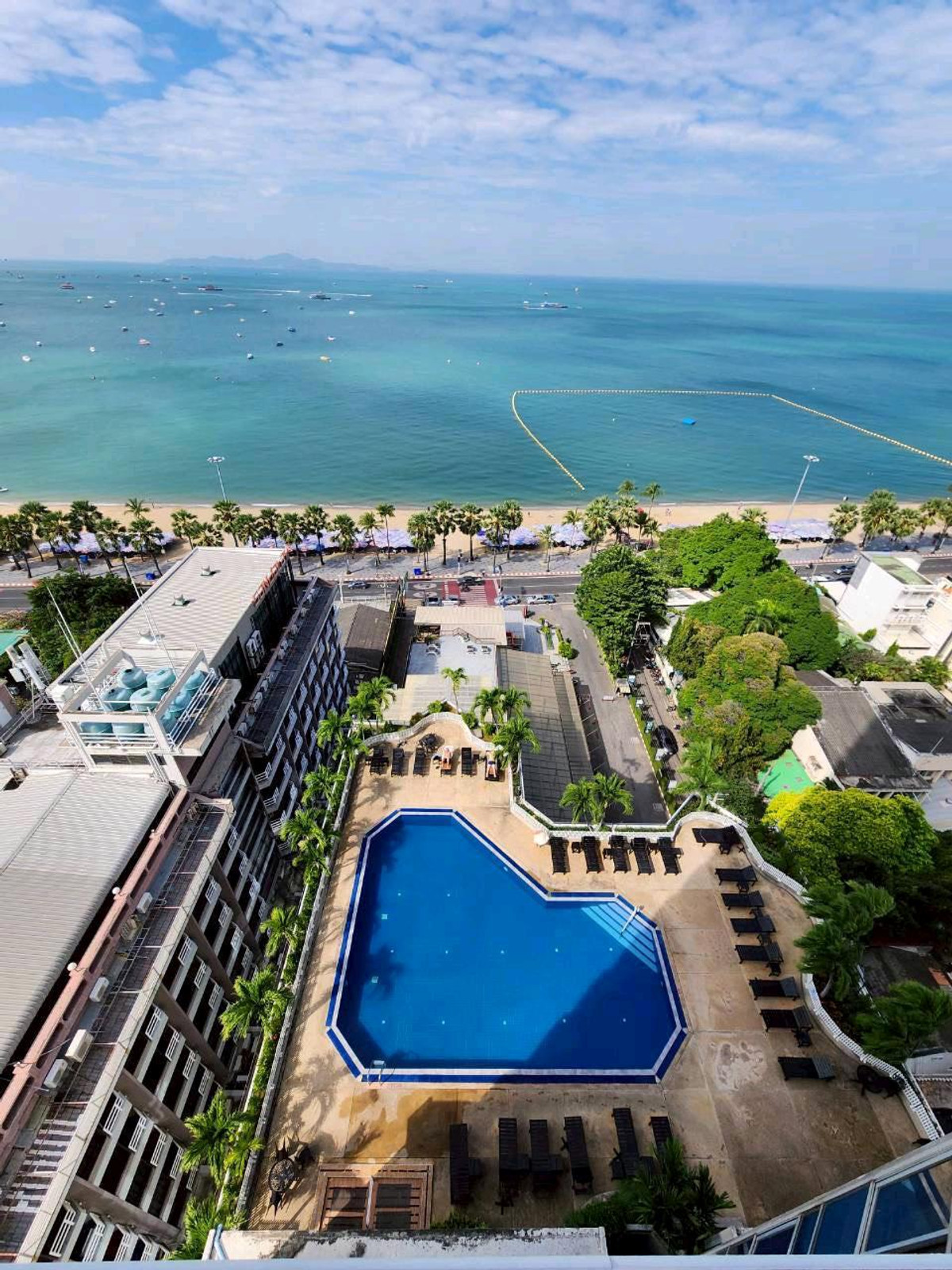 ให้เช่าคอนโดพัทยา บางแสน ชลบุรี สัตหีบ : For Rent Markland Condo Pattaya (see view)

Condo = Mark Land Condo Pattaya
Area = 157.12 SQ.M.
Two Bedroom,Two Bathroom Type
Floor = 14 th


Rent 45,000 Bath/month 
(Minimum contact 6 Months)
