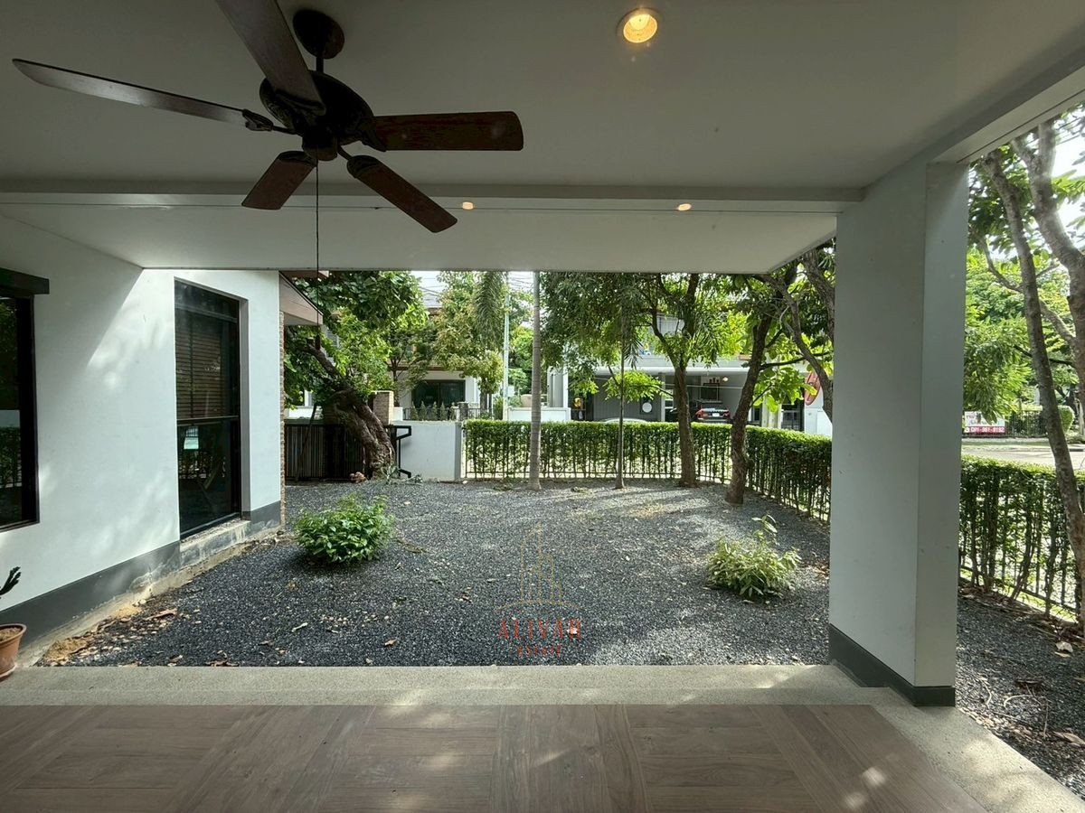 For RentHousePattanakan, Srinakarin : RH120325 For rent, 2-story detached house, corner house, 4 bedrooms at Burasiri Pattanakarn, next to club house.