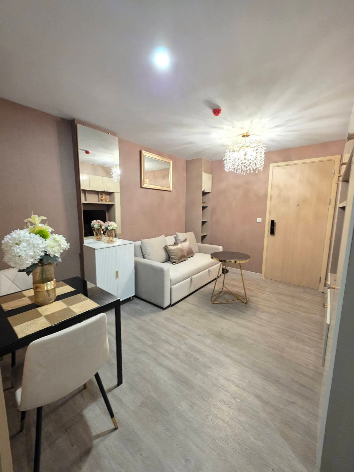 For RentCondoSathorn, Narathiwat : Accepting the first tenant, The Shade Sathorn 1, Low Rise Condo in the heart of Sathorn, new room, newly decorated. (Never had a tenant before) Ready to move in on 16 Dec., near MRT Lumpini.