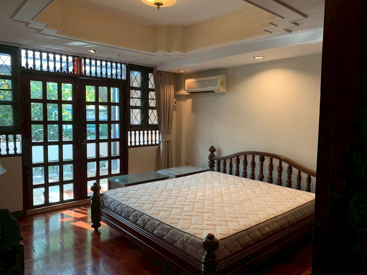 For RentHouseSathorn, Narathiwat : LTH13748 – House for Rent | Sathorn Area | 400 sqm | 5 Beds 5 Baths | Near MRT Sathorn | 89K/Month | House for rent Sathorn