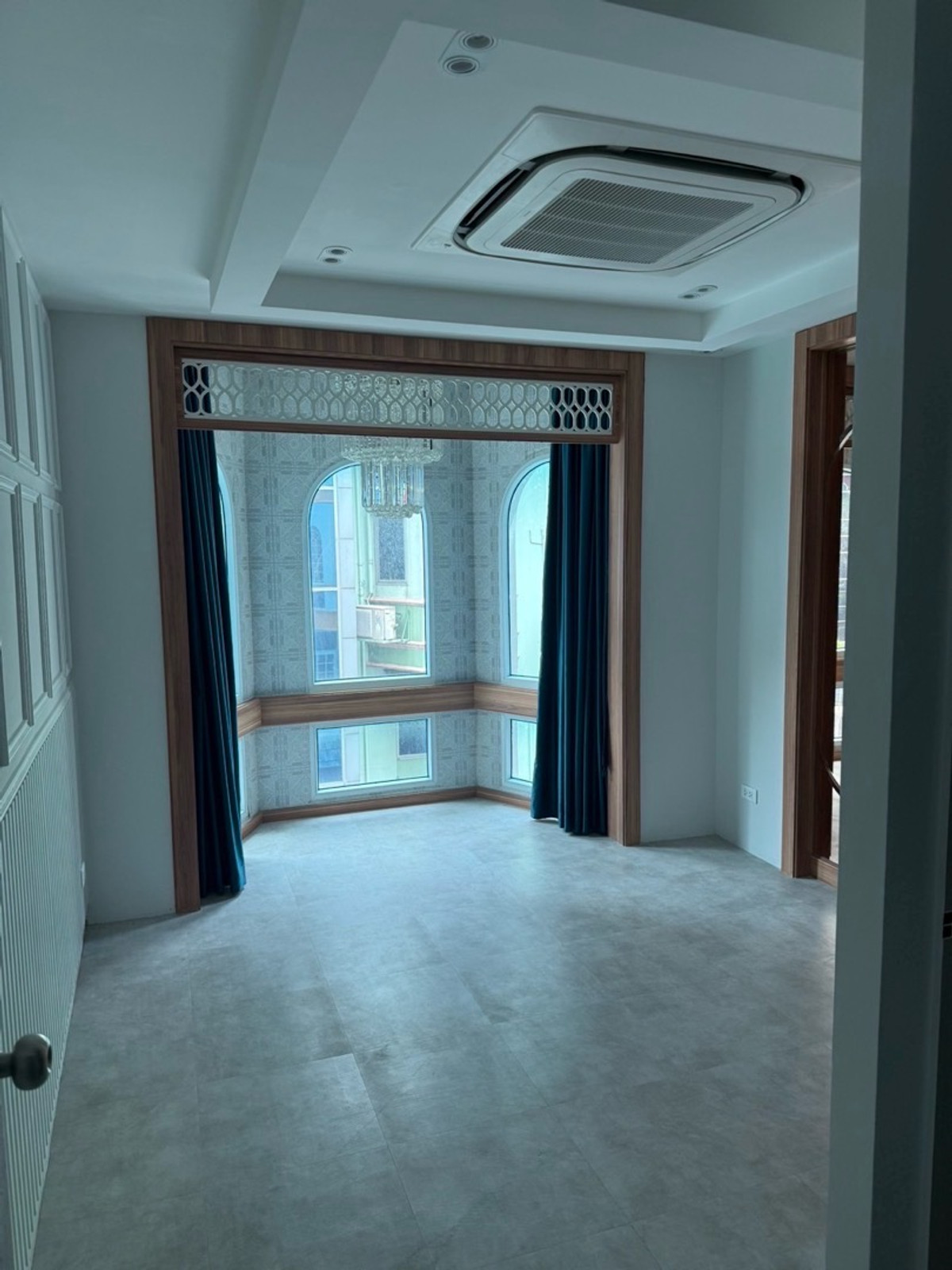 For RentShop HouseWitthayu, Chidlom, Langsuan, Ploenchit : Commercial Building for Rent at Chitlom