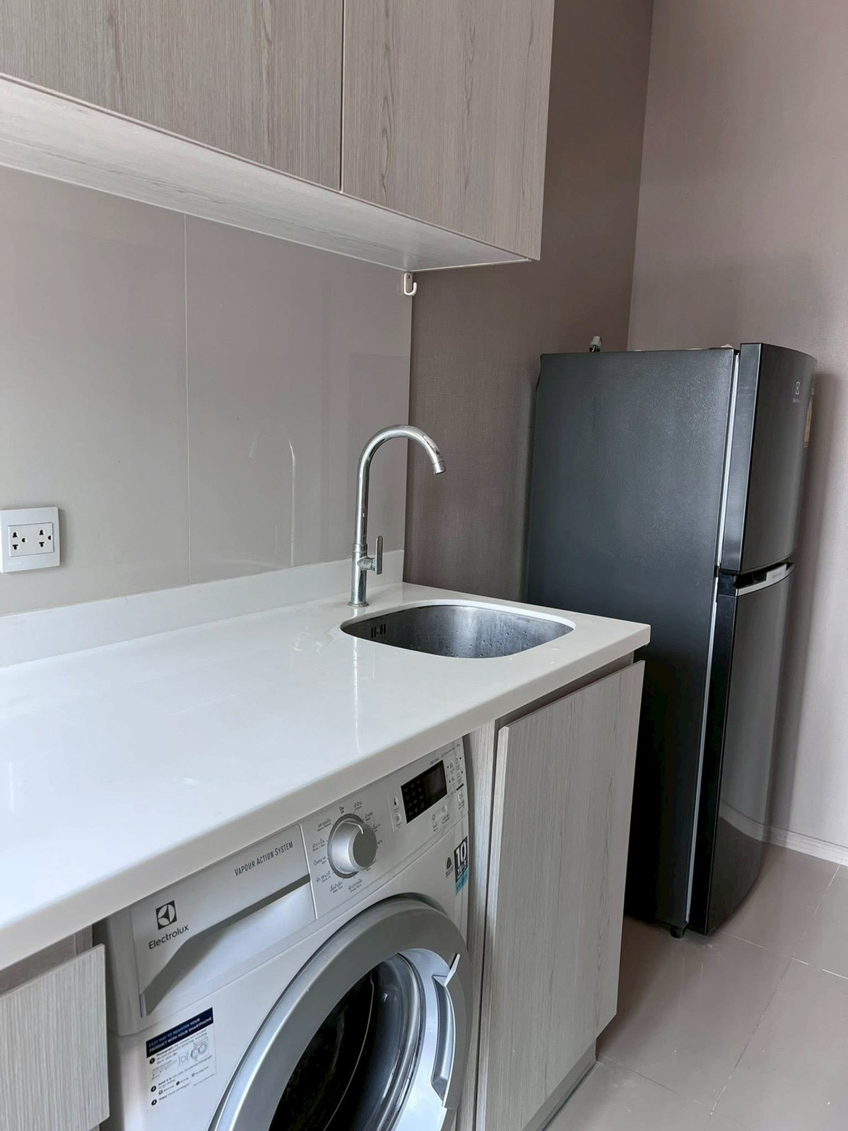 For RentCondoRama9, Petchburi, RCA : Life Asoke, the most popular condo next to MRT Phetchaburi - fully furnished, ready to move in with your bags!