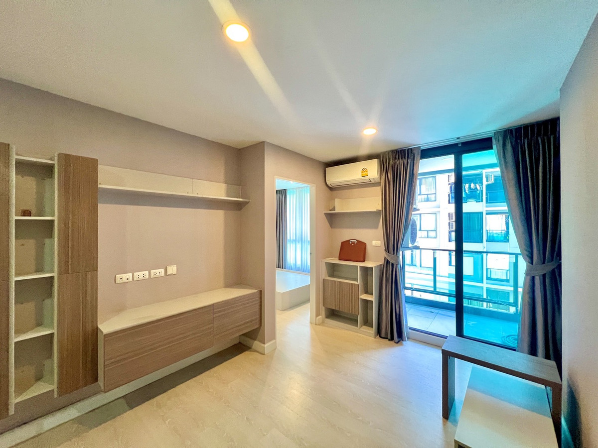 For SaleCondoMin Buri, Romklao : Modernform furniture throughout the unit. Amazing location! Condo for sale: The Cube Plus Minburi, close to the MRT.