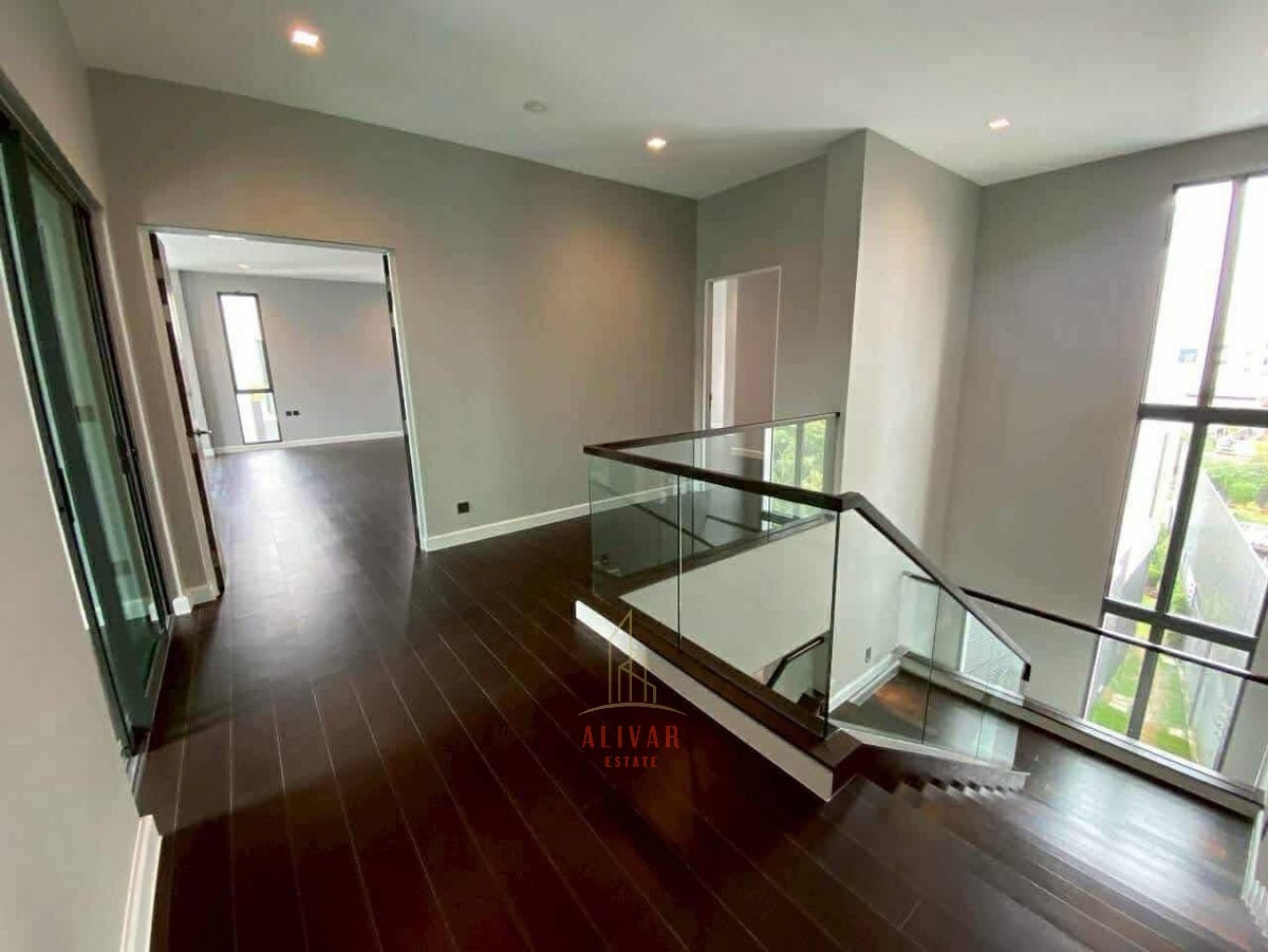 For SaleHousePattanakan, Srinakarin : SH120125 For sale: 3-story detached house, 5 bedrooms at The Gentry Pattanakarn 2 with elevator and private swimming pool. Connect Thonglor-Ekkamai only 7 minutes.