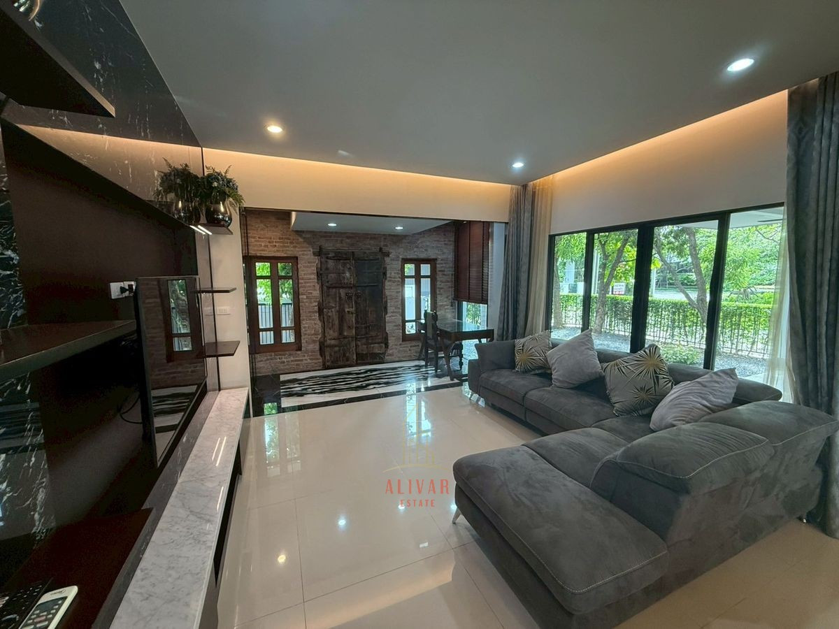 For RentHousePattanakan, Srinakarin : RH120325 For rent, 2-story detached house, corner house, 4 bedrooms at Burasiri Pattanakarn, next to club house.