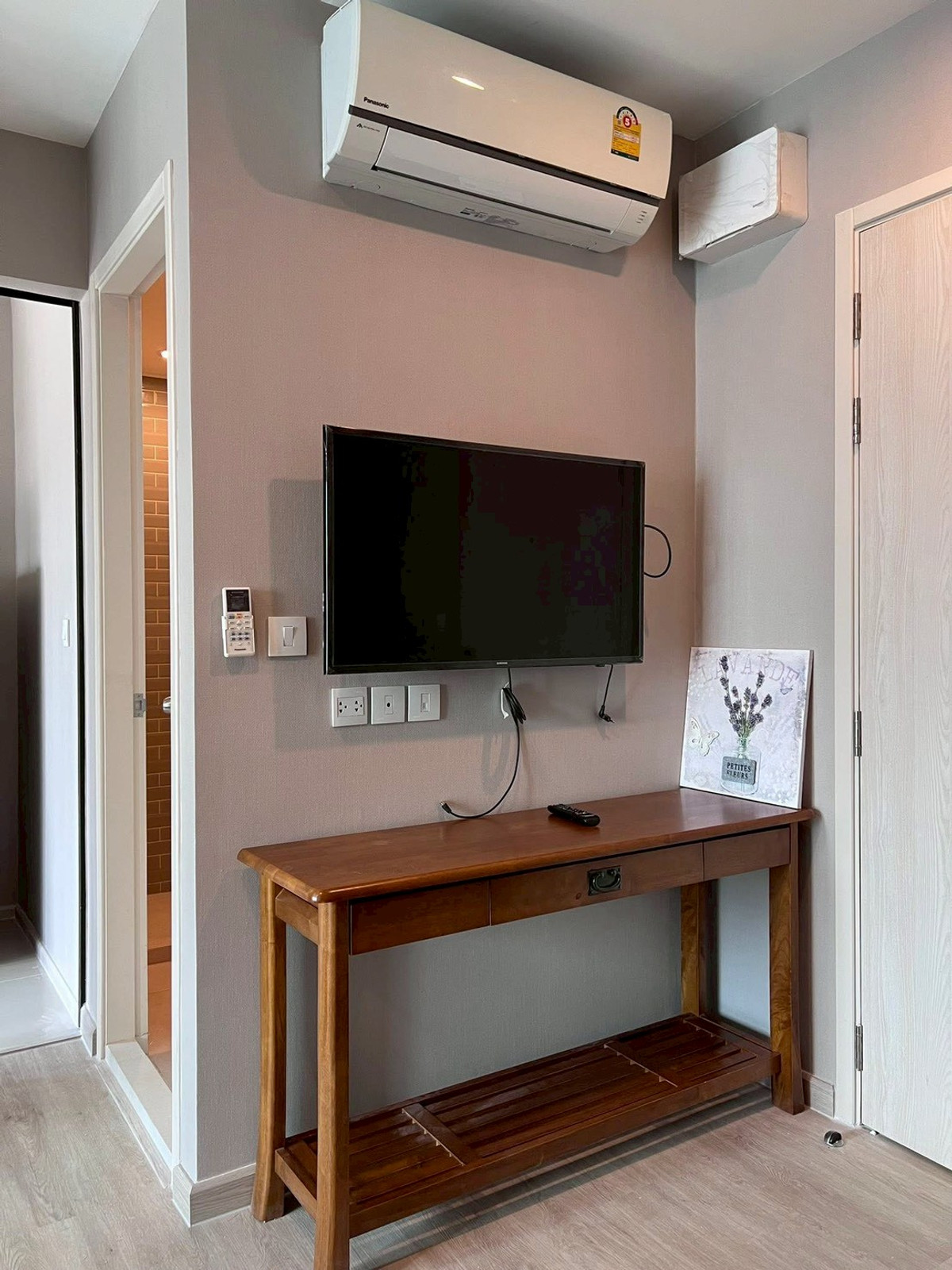 For RentCondoRama9, Petchburi, RCA : Life Asoke, the most popular condo next to MRT Phetchaburi - fully furnished, ready to move in with your bags!