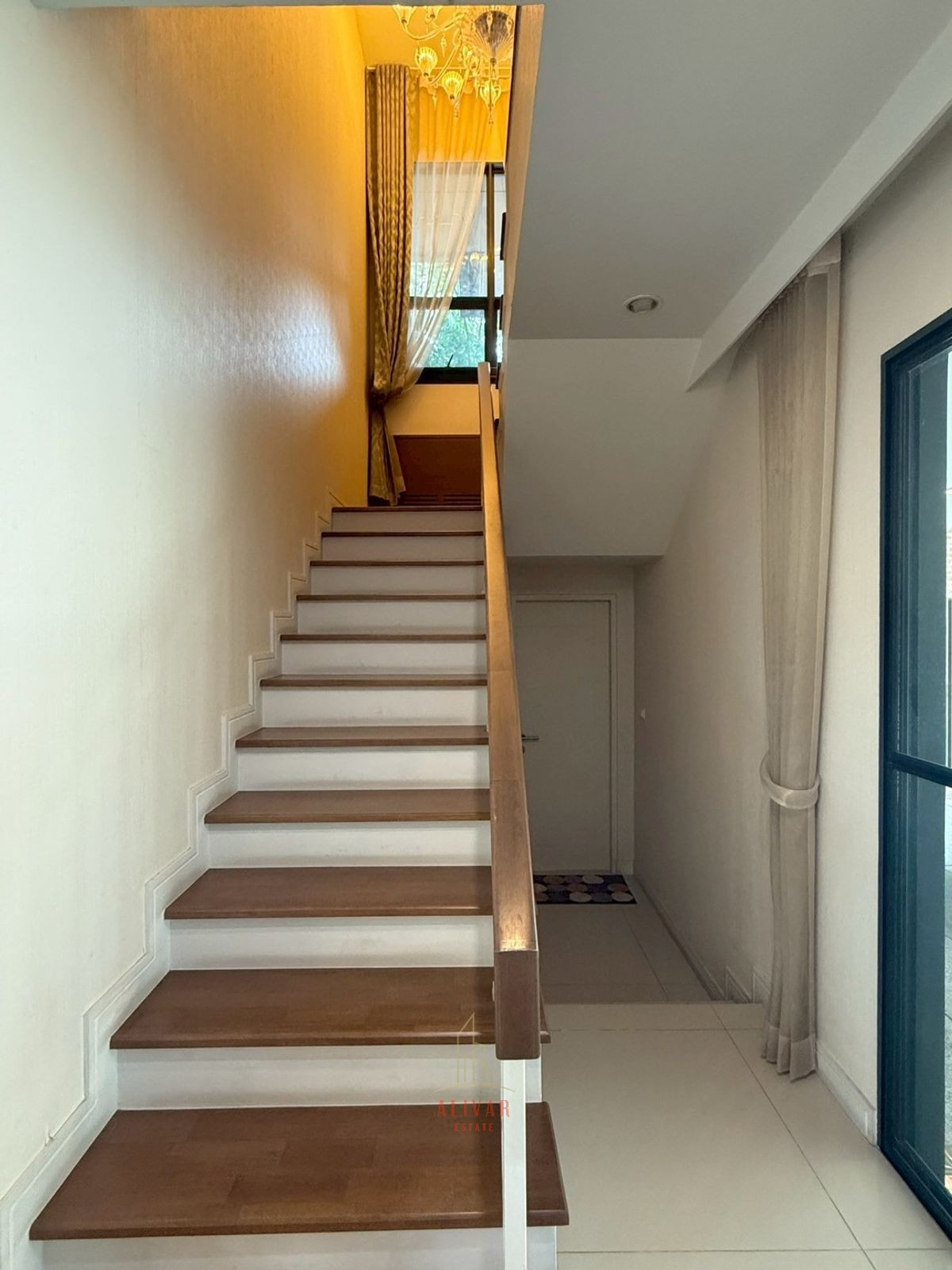 For RentHousePattanakan, Srinakarin : RH120325 For rent, 2-story detached house, corner house, 4 bedrooms at Burasiri Pattanakarn, next to club house.