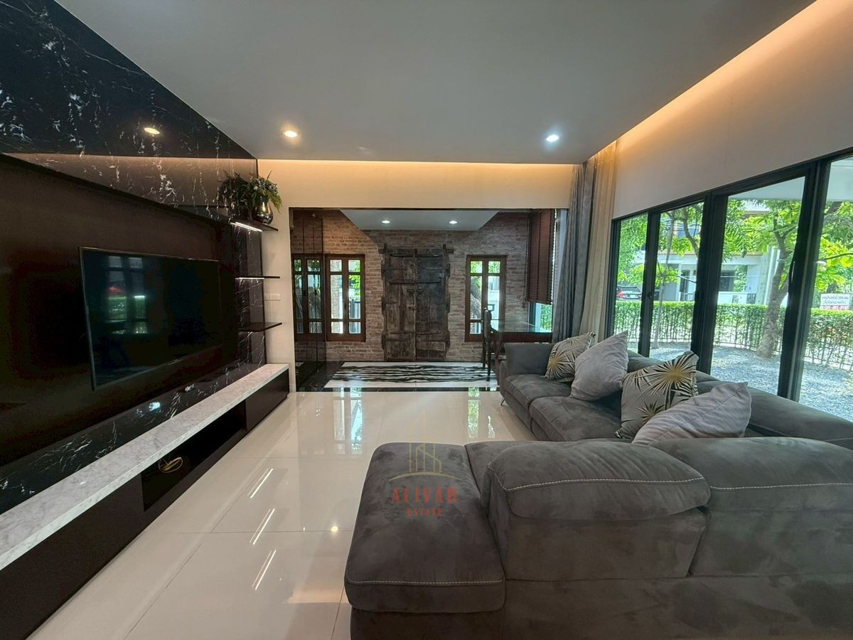 For RentHousePattanakan, Srinakarin : RH120325 For rent, 2-story detached house, corner house, 4 bedrooms at Burasiri Pattanakarn, next to club house.