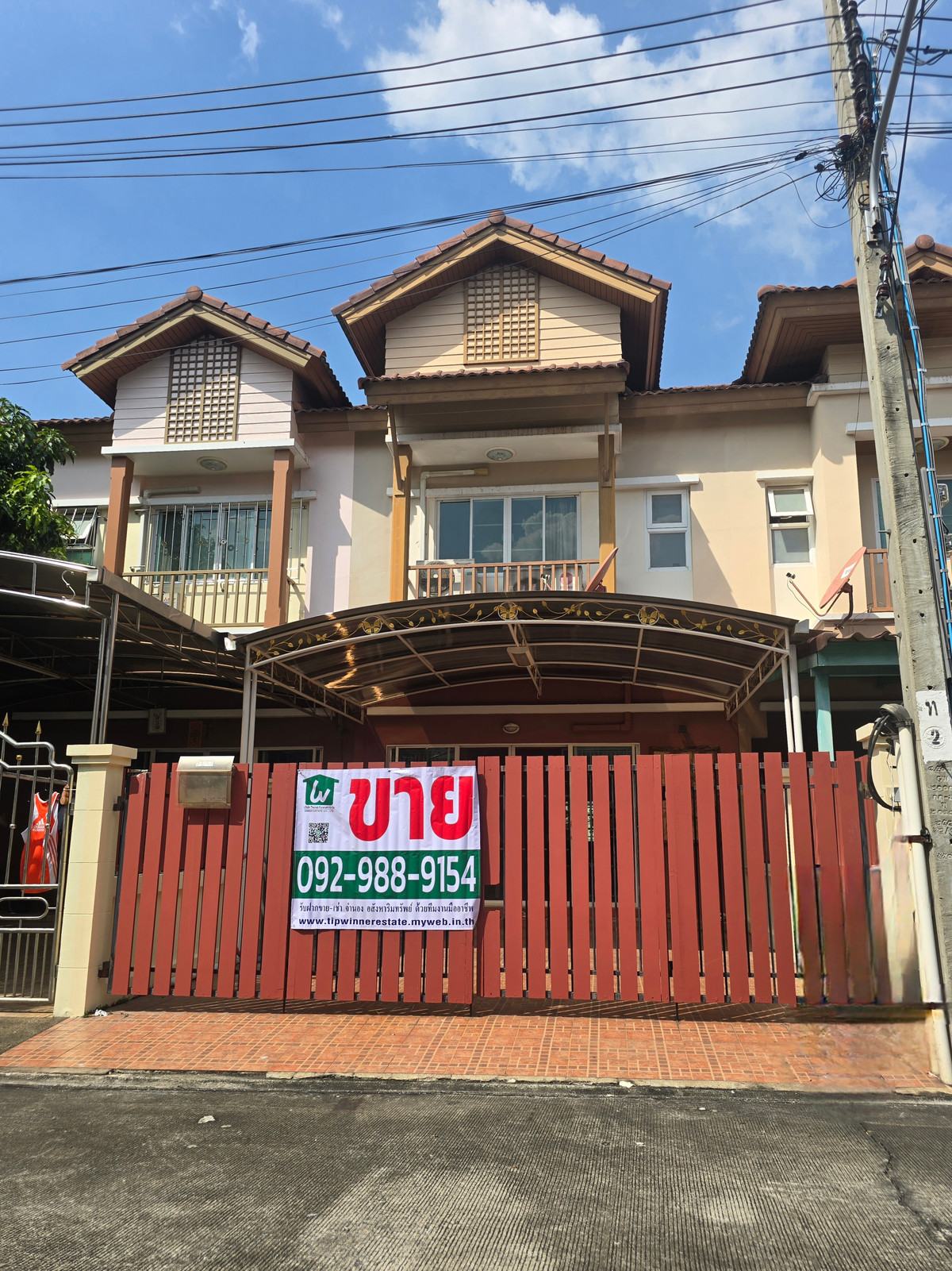 For SaleTownhomeBang kae, Phetkasem : 2-story townhome, Parinlak Lite, Wongwaen-Sathorn, area 28.5 sq m., very new condition, good location, near the main road, ready to move in.