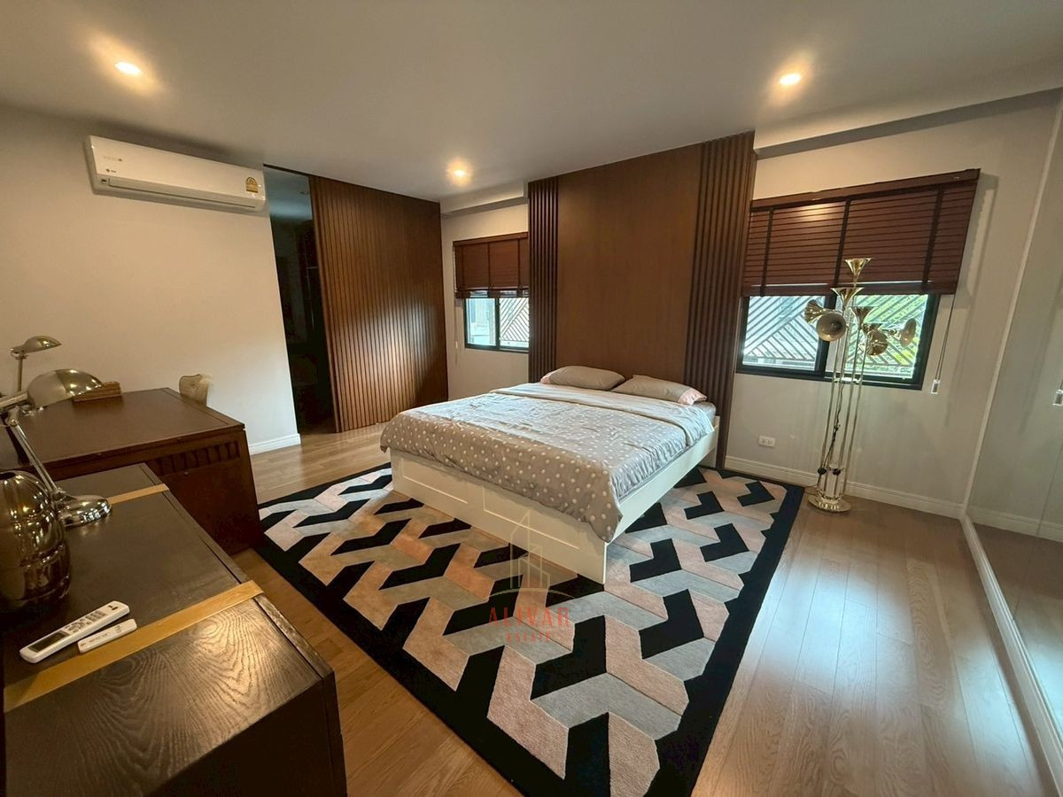 For RentHousePattanakan, Srinakarin : RH120325 For rent, 2-story detached house, corner house, 4 bedrooms at Burasiri Pattanakarn, next to club house.