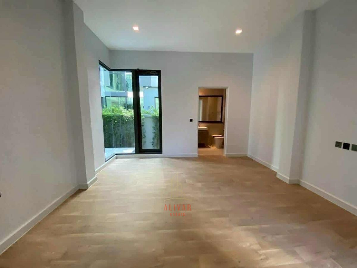 For SaleHousePattanakan, Srinakarin : SH120125 For sale: 3-story detached house, 5 bedrooms at The Gentry Pattanakarn 2 with elevator and private swimming pool. Connect Thonglor-Ekkamai only 7 minutes.