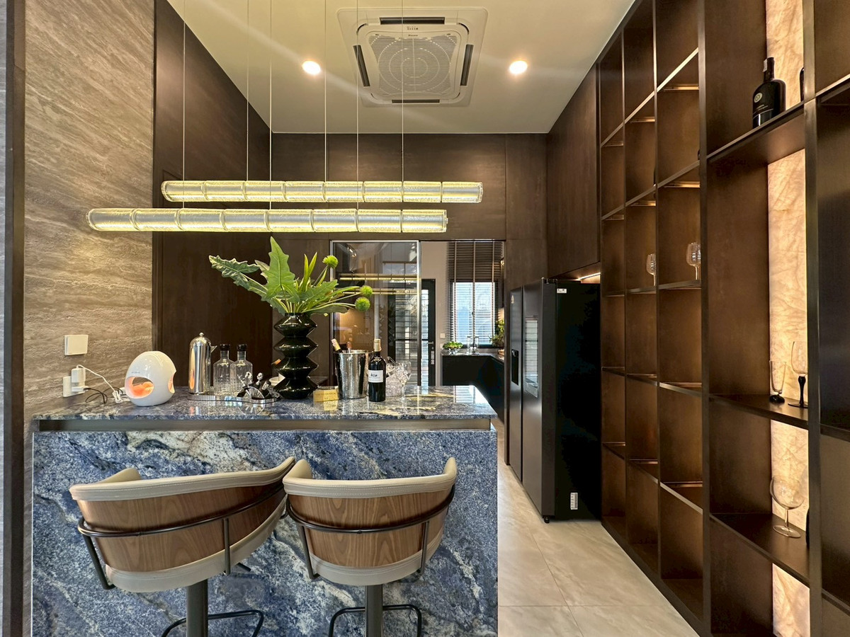 For SaleHousePattanakan, Srinakarin : For sale luxury house in Pattanakarn✨4 bedroom 421 sq.m fully furnished with show unit 42.5 mb negotiable Tel 0863692224