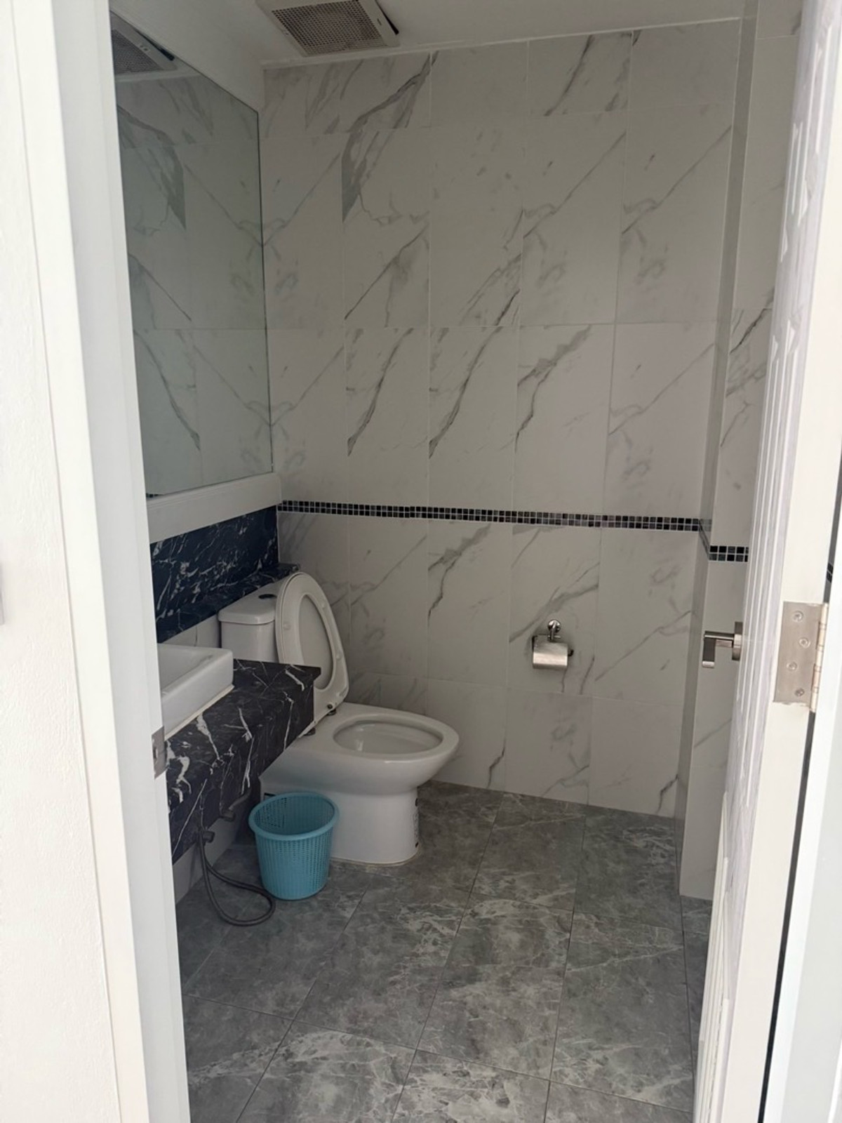 For RentShop HouseWitthayu, Chidlom, Langsuan, Ploenchit : Commercial Building for Rent at Chitlom