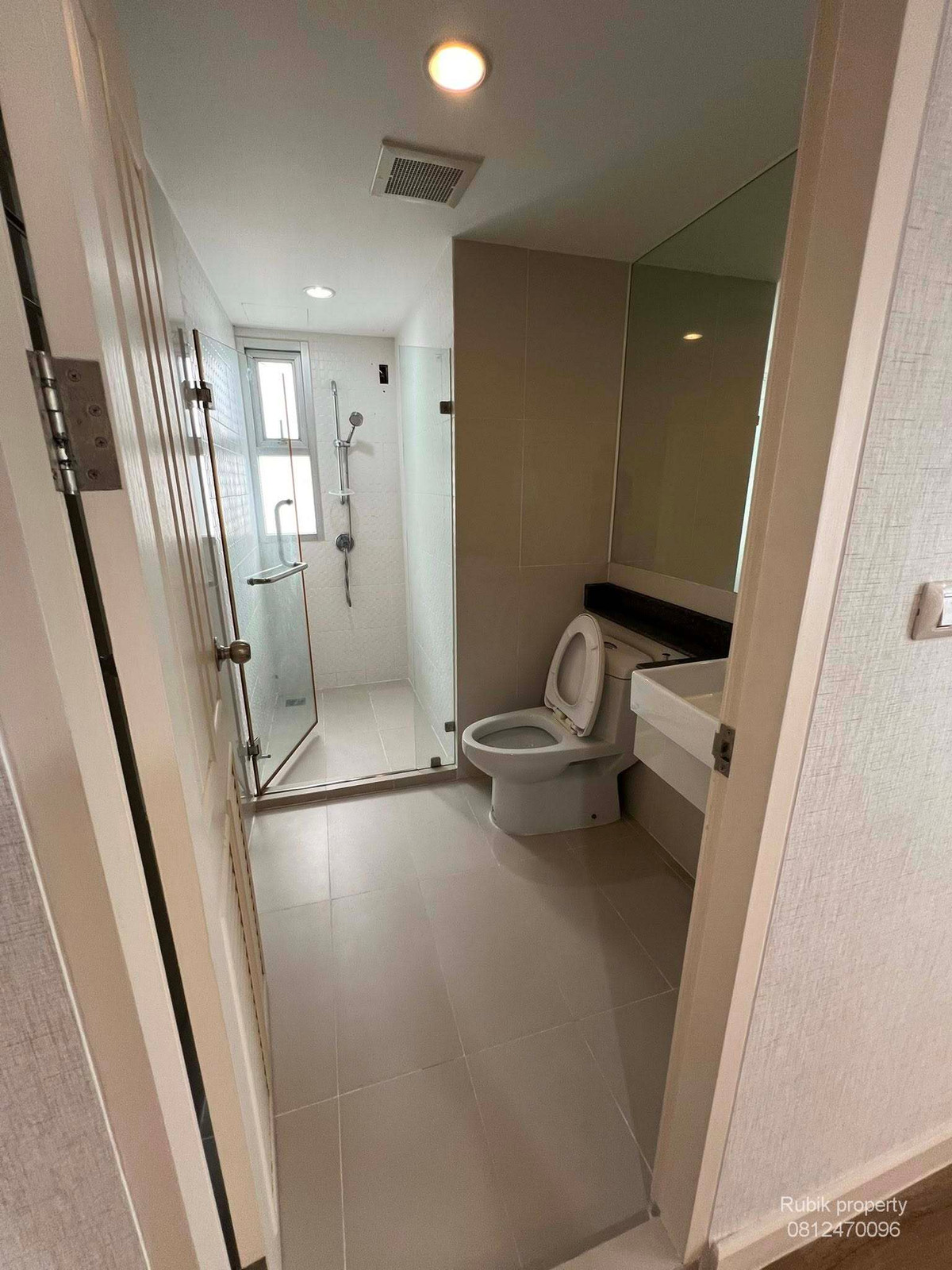 For RentCondoRatchadapisek, Huaikwang, Suttisan : 🏢 Condo available for rent | The Kris Ratchada Soi 17 (Building 7) RB1479, size 2 bedrooms, 1 bathroom | 45 sq m., good location near MRT Ratchada - very convenient in and out.