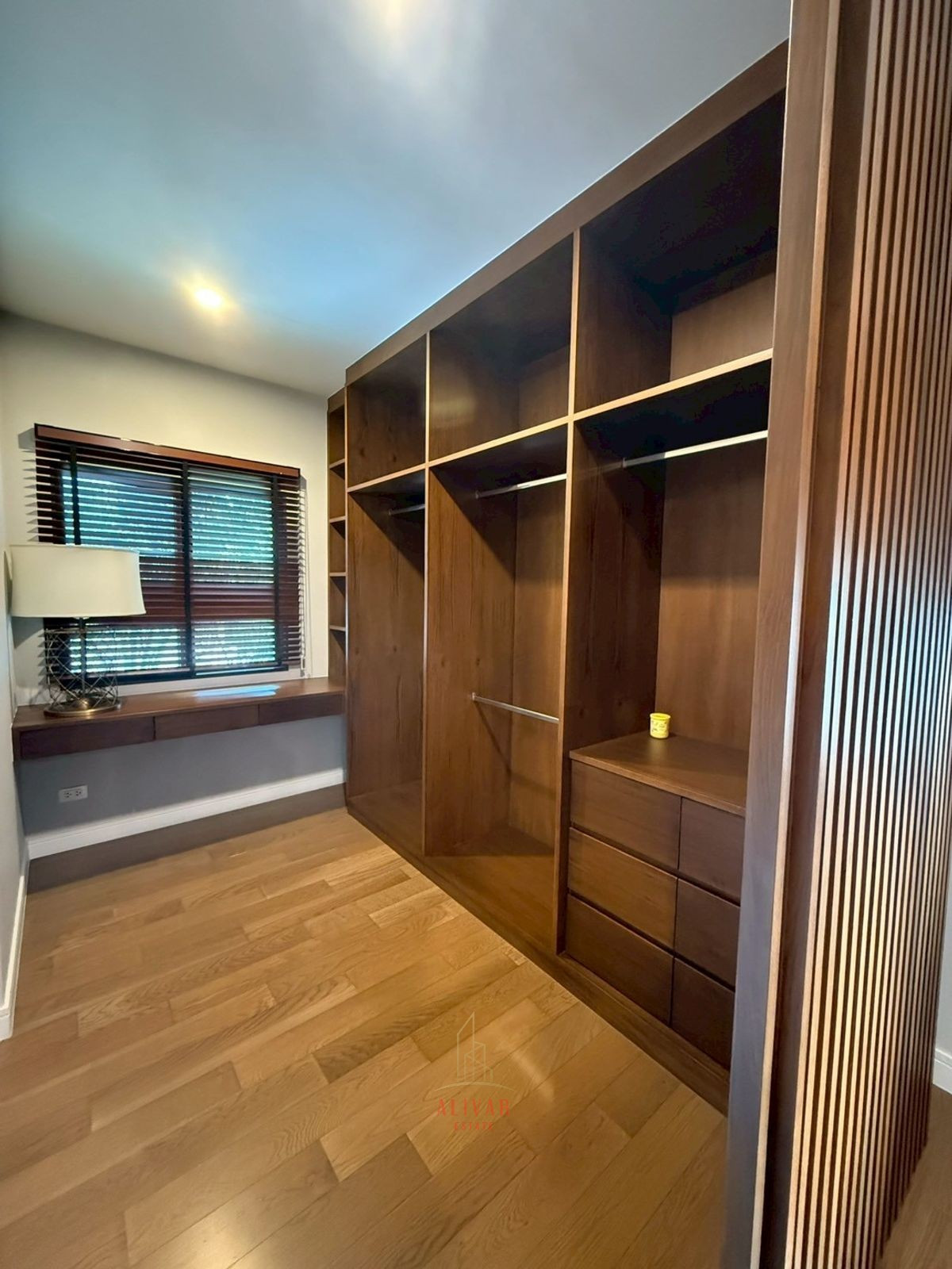 For RentHousePattanakan, Srinakarin : RH120325 For rent, 2-story detached house, corner house, 4 bedrooms at Burasiri Pattanakarn, next to club house.