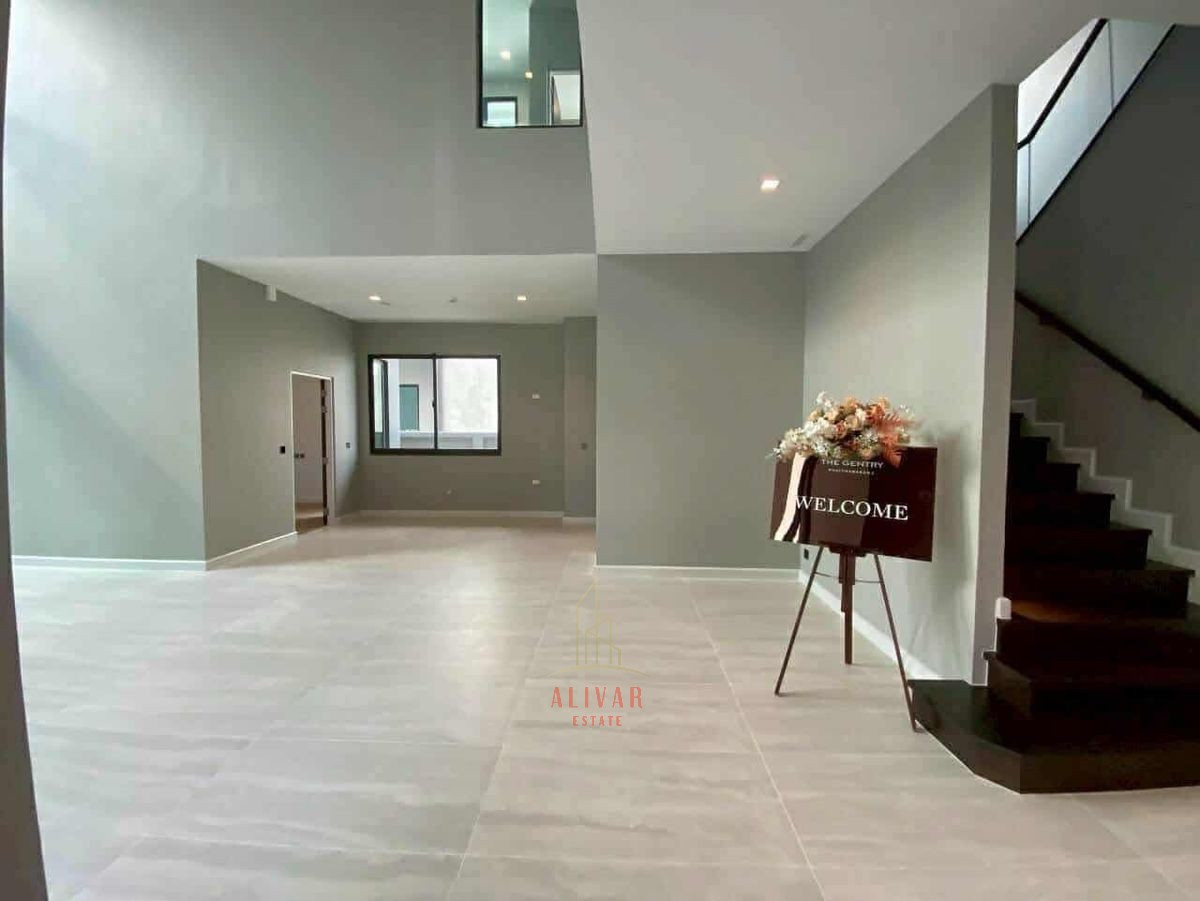 For SaleHousePattanakan, Srinakarin : SH120125 For sale: 3-story detached house, 5 bedrooms at The Gentry Pattanakarn 2 with elevator and private swimming pool. Connect Thonglor-Ekkamai only 7 minutes.