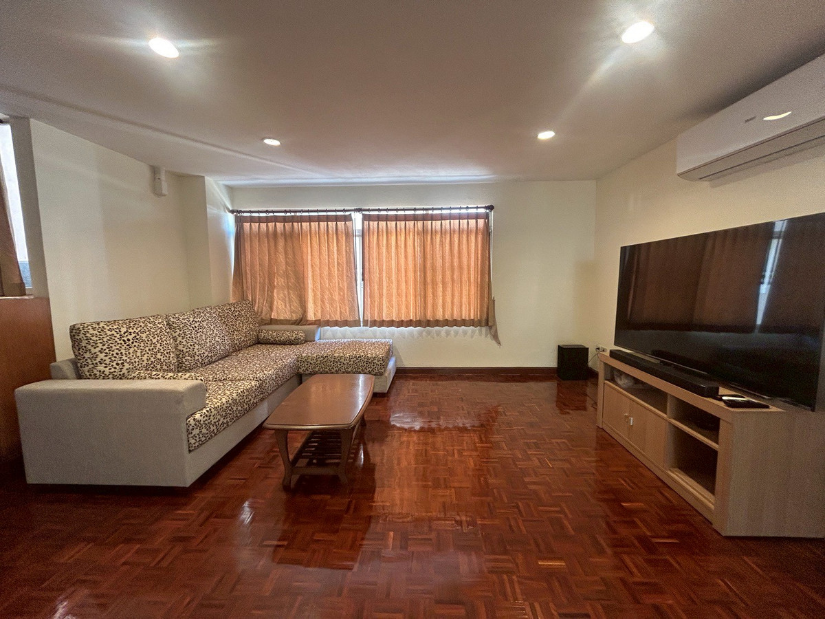 For RentCondoSukhumvit, Asoke, Thonglor : For rent: A large 150 sq.m. condo just 200 meters from BTS Nana!
