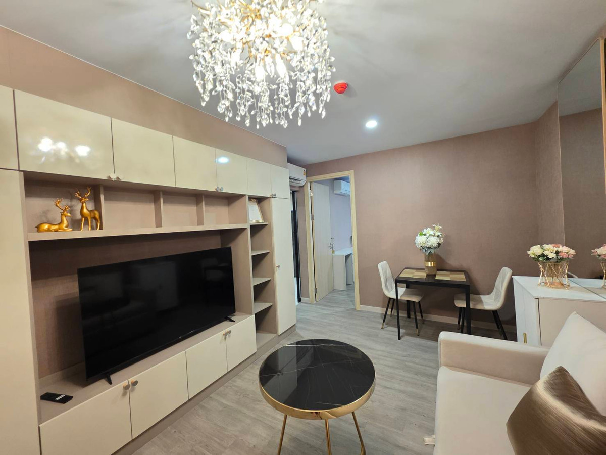 For RentCondoSathorn, Narathiwat : New room, newly decorated (Never been rented) Pool view room for rent, The Shade Sathon 1.