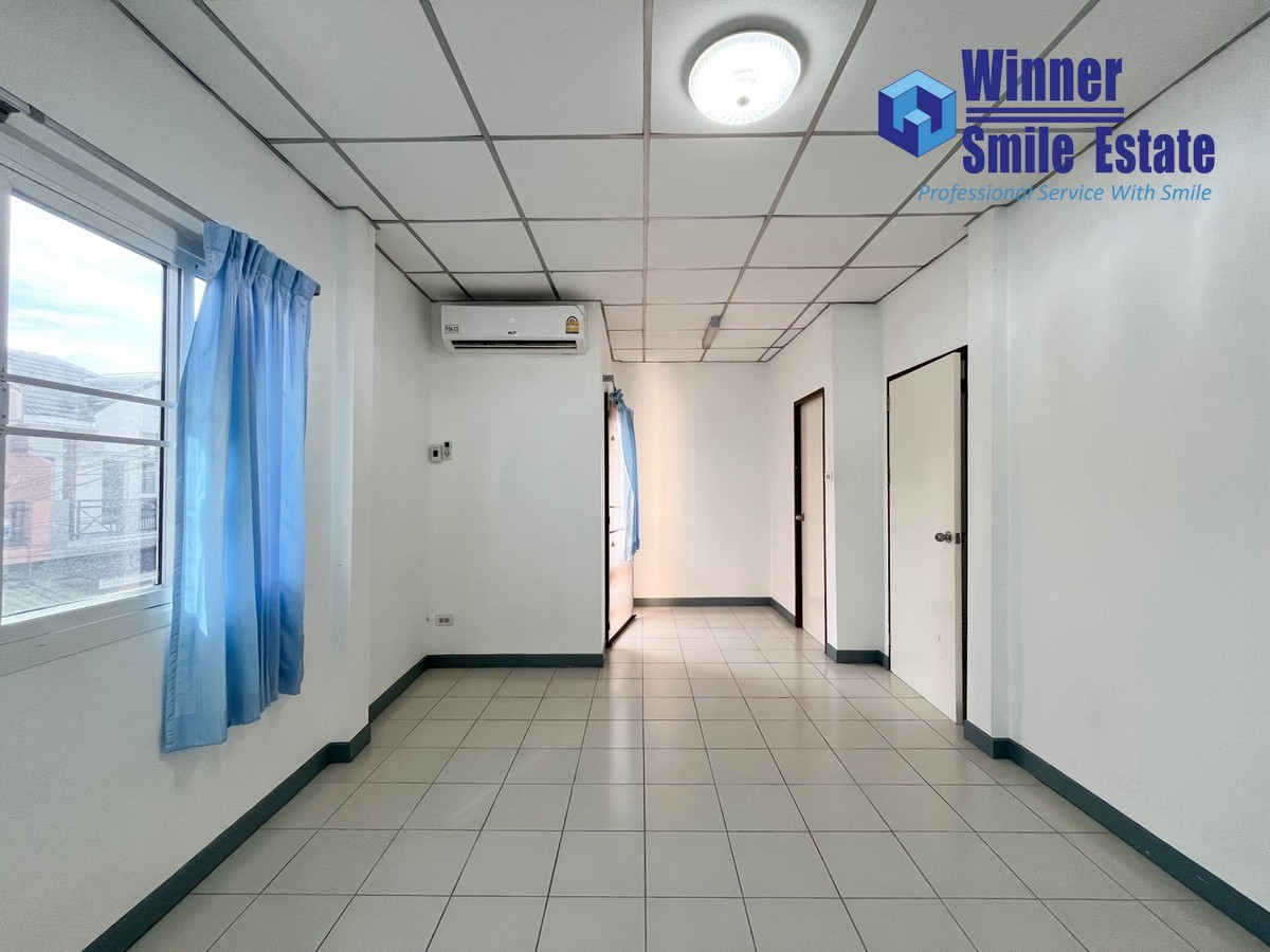 For RentTownhomeSamut Prakan,Samrong : Townhouse for rent in Lally Ville 1 Village, Srinakarin-Theparak, Soi Mangkorn, with two entrances and exits on Theparak Road and Phraeksa Road.