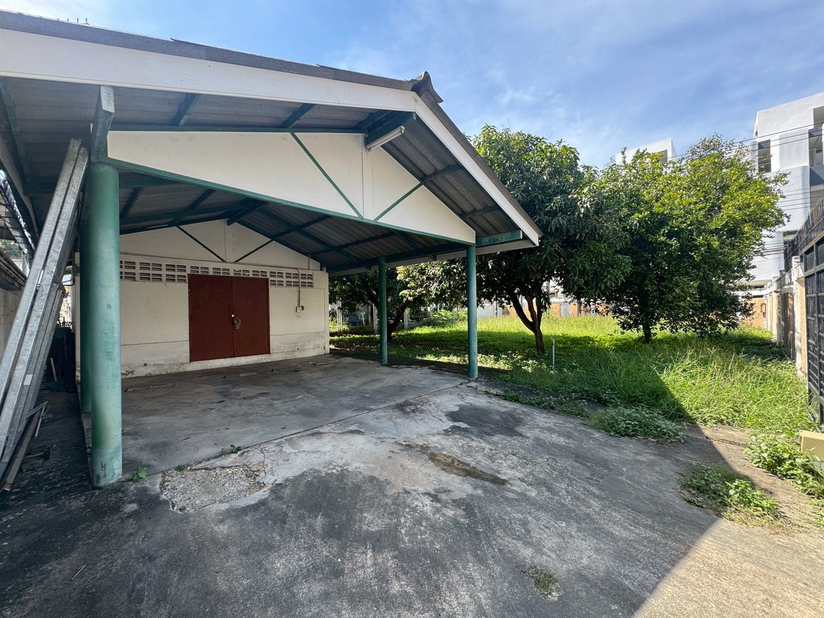 For RentLandAri,Anusaowaree : HR3089 Beautiful plot of land for rent, area 93 sq m., prime location in Ari area. Suitable for clinics, cafes, restaurants, studios, offices.