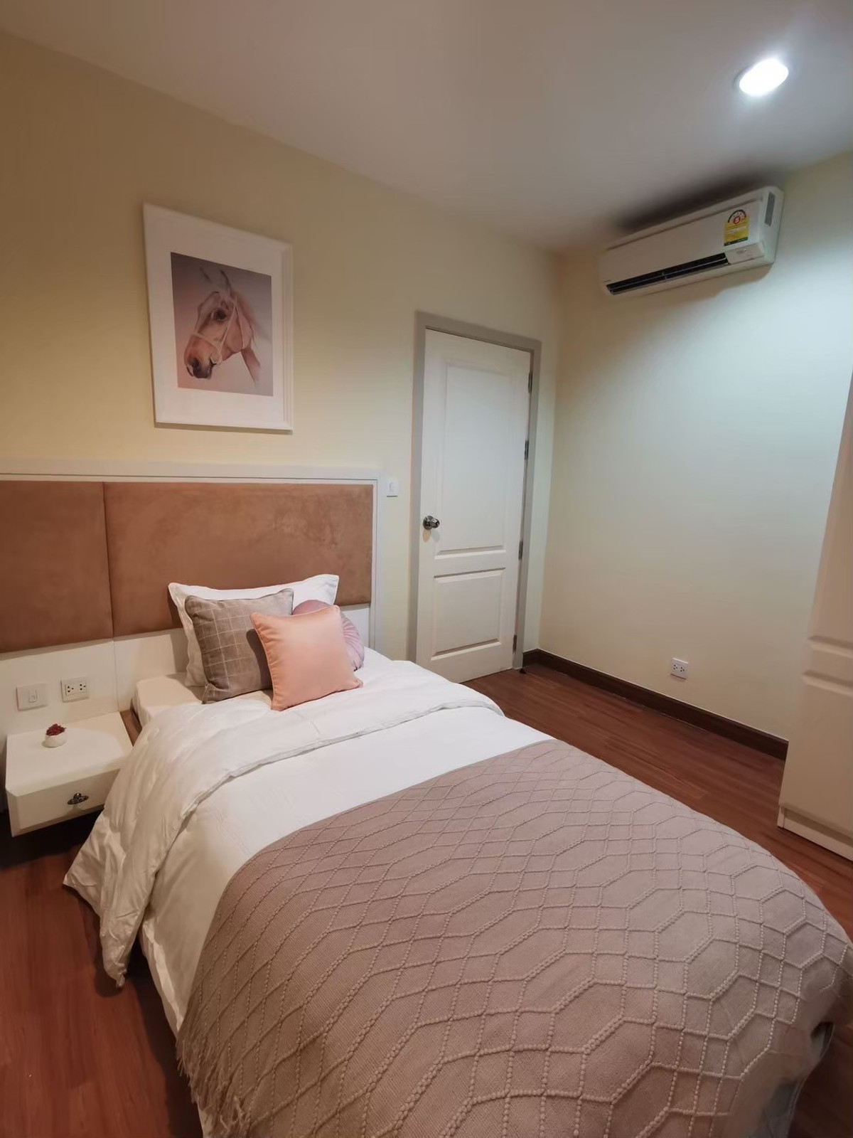 For RentCondoAri,Anusaowaree : Condo for rent at The Crest Phahon Yothin 11 with 2 bedrooms, 1.5 bathrooms, 54.24 sq m. Fully furnished