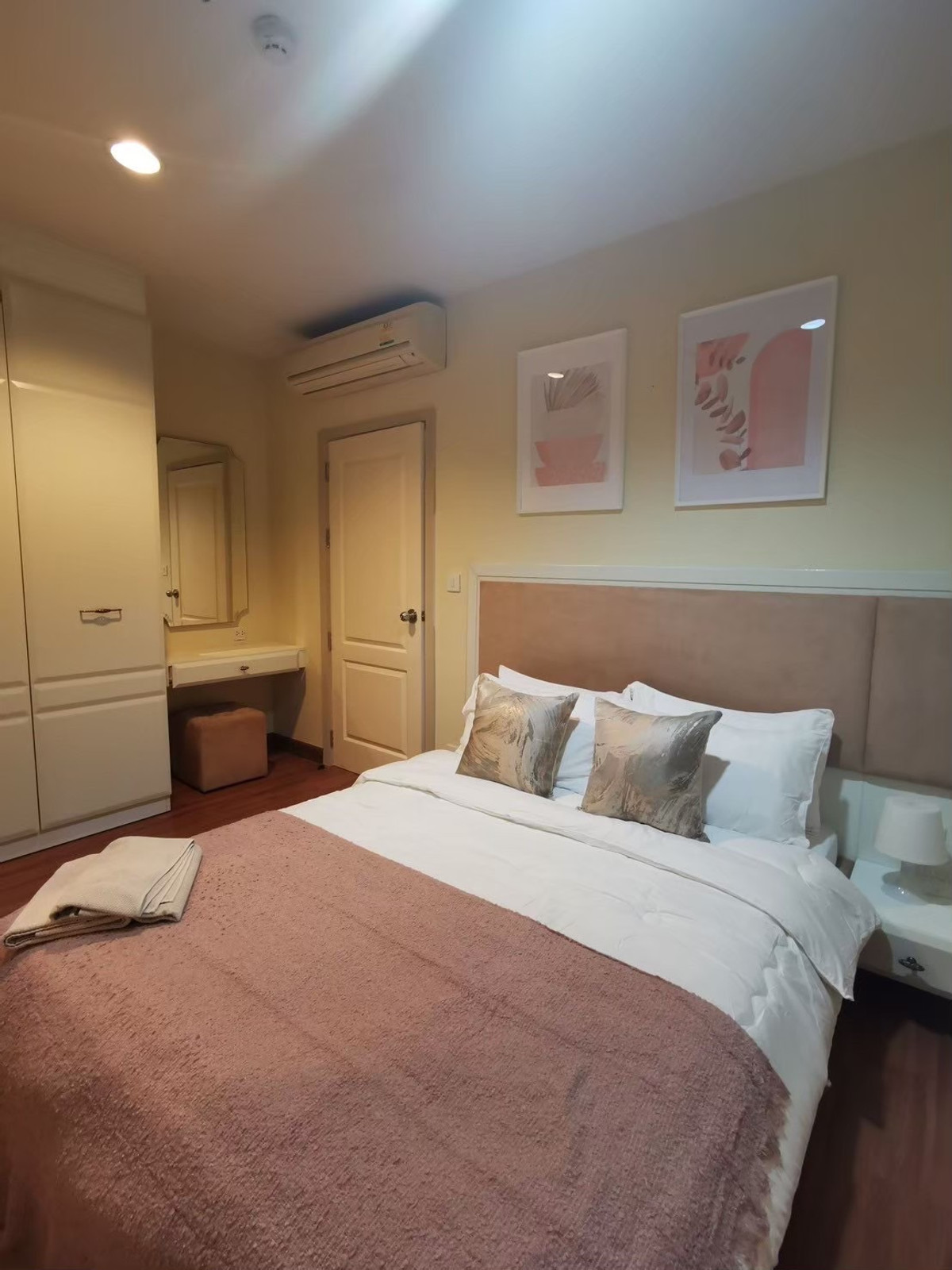 For RentCondoAri,Anusaowaree : Condo for rent at The Crest Phahon Yothin 11 with 2 bedrooms, 1.5 bathrooms, 54.24 sq m. Fully furnished