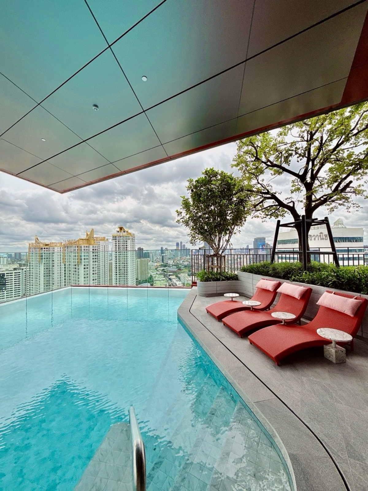 For SaleCondoRama9, Petchburi, RCA : 𝐓𝐇𝐄 𝐁𝐀𝐒𝐄 𝐔𝐑𝐁𝐀𝐍 𝐑𝐀𝐌𝐀𝟗 𝐅𝐫𝐞𝐞 All expenses, free down payment 𝐎 baht, easy installments. 𝟖,𝟗𝟎𝟎/month best price