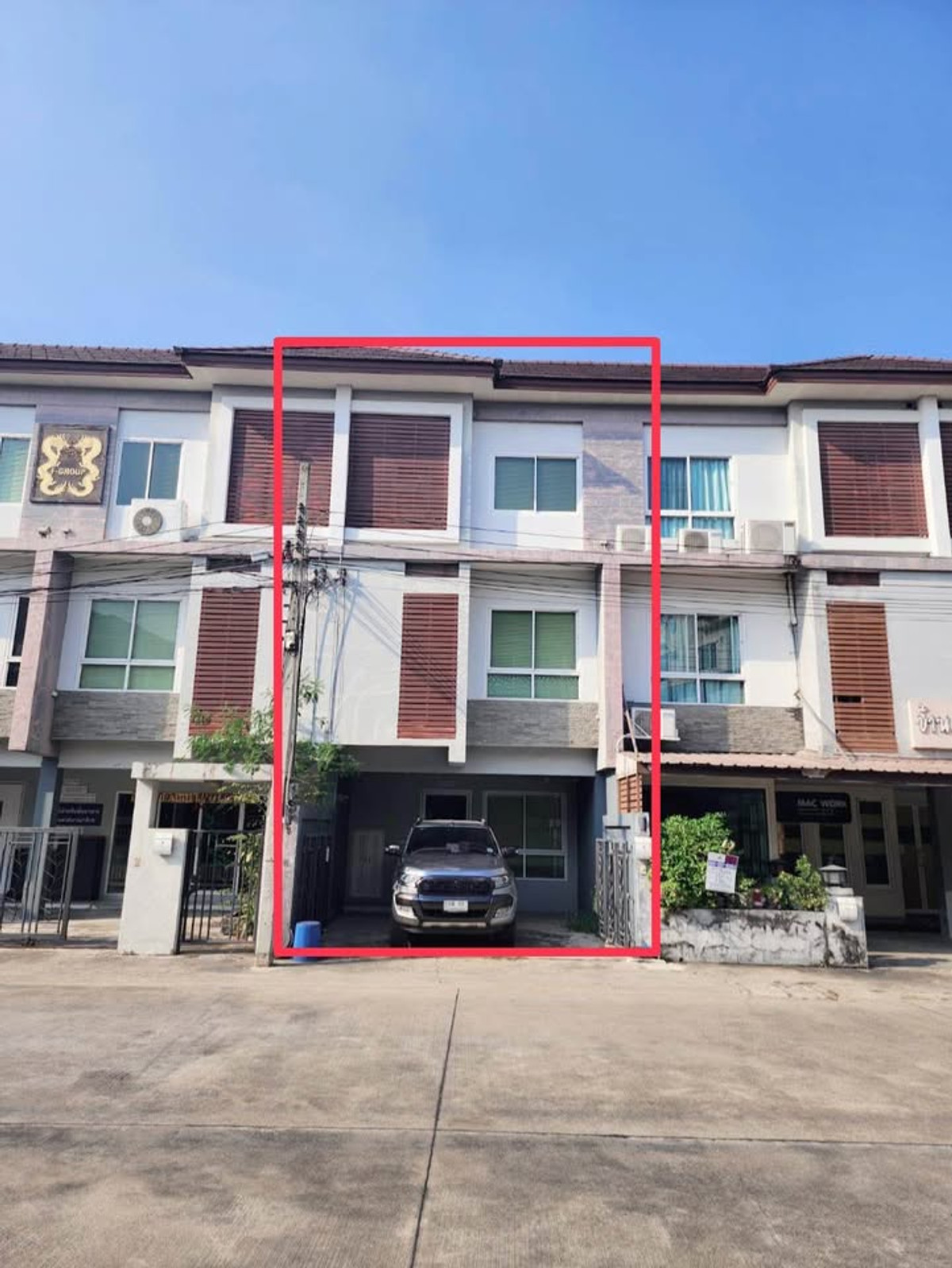 For RentTownhomeRama5, Ratchapruek, Bangkruai : 3-story townhome for rent, Tharadee Village 50 meters from Ratchaphruek Road.