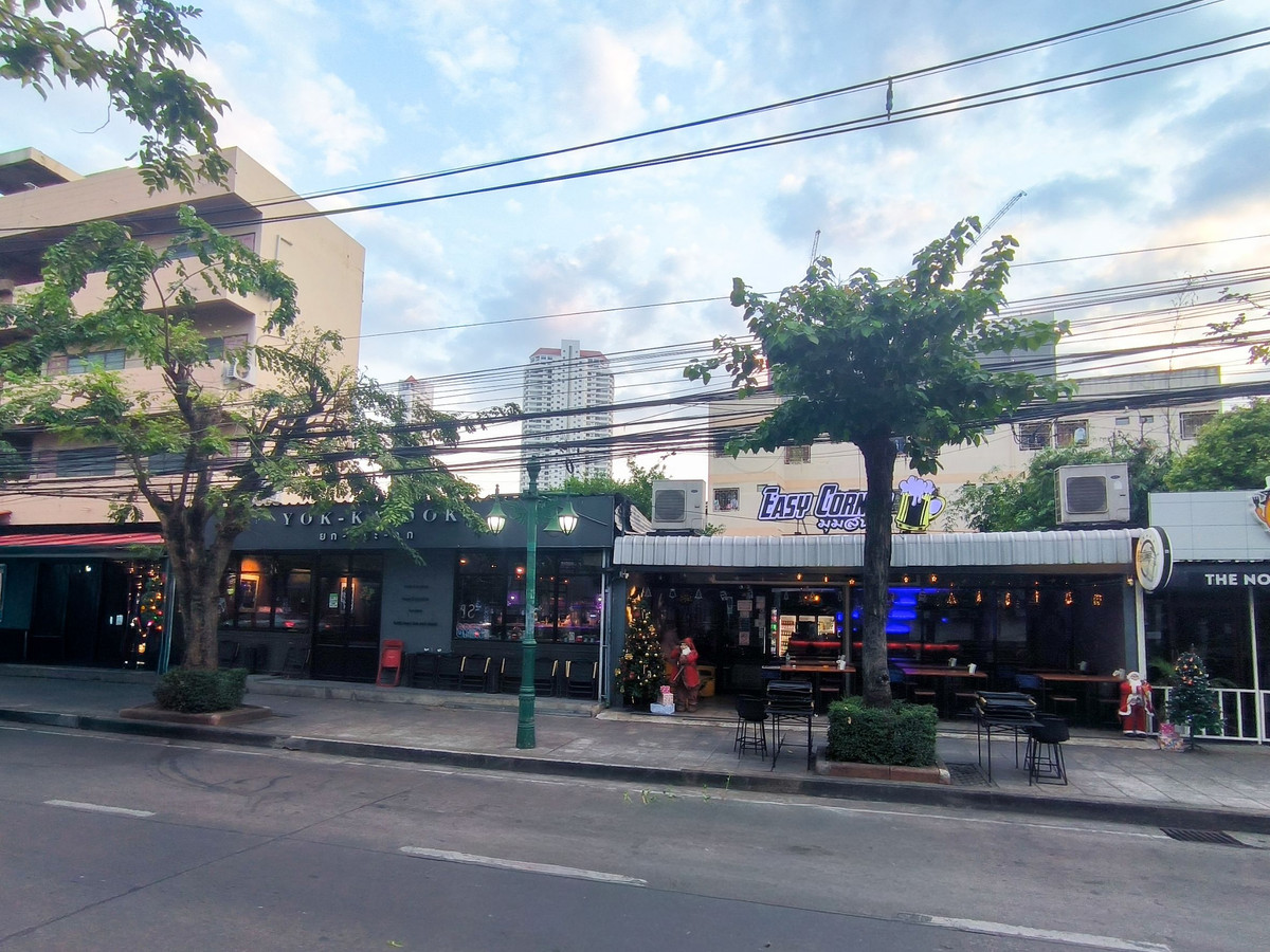 For SaleLandWongwianyai, Charoennakor : "Land For Sale: 43.2 Sq.Wa. on Krung Thon Buri Road, opposite SENA Fest mall."