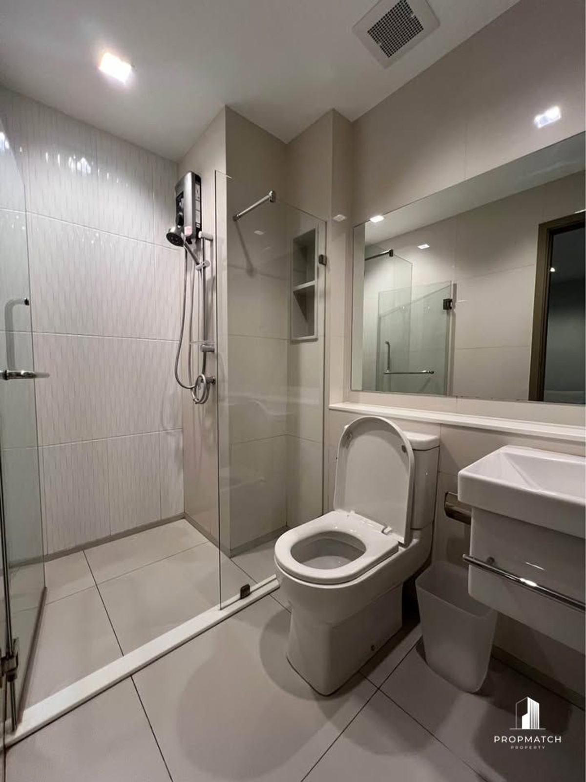 For RentCondoRama9, Petchburi, RCA : 💛Life Asoke-Rama 9 ready to move in, rent only 17,000, Building B, 13++ floor, 25 sq m., east side, garden corner. If interested, make an appointment to view. 064-6696546 Minnie, this number can be reached on Line.