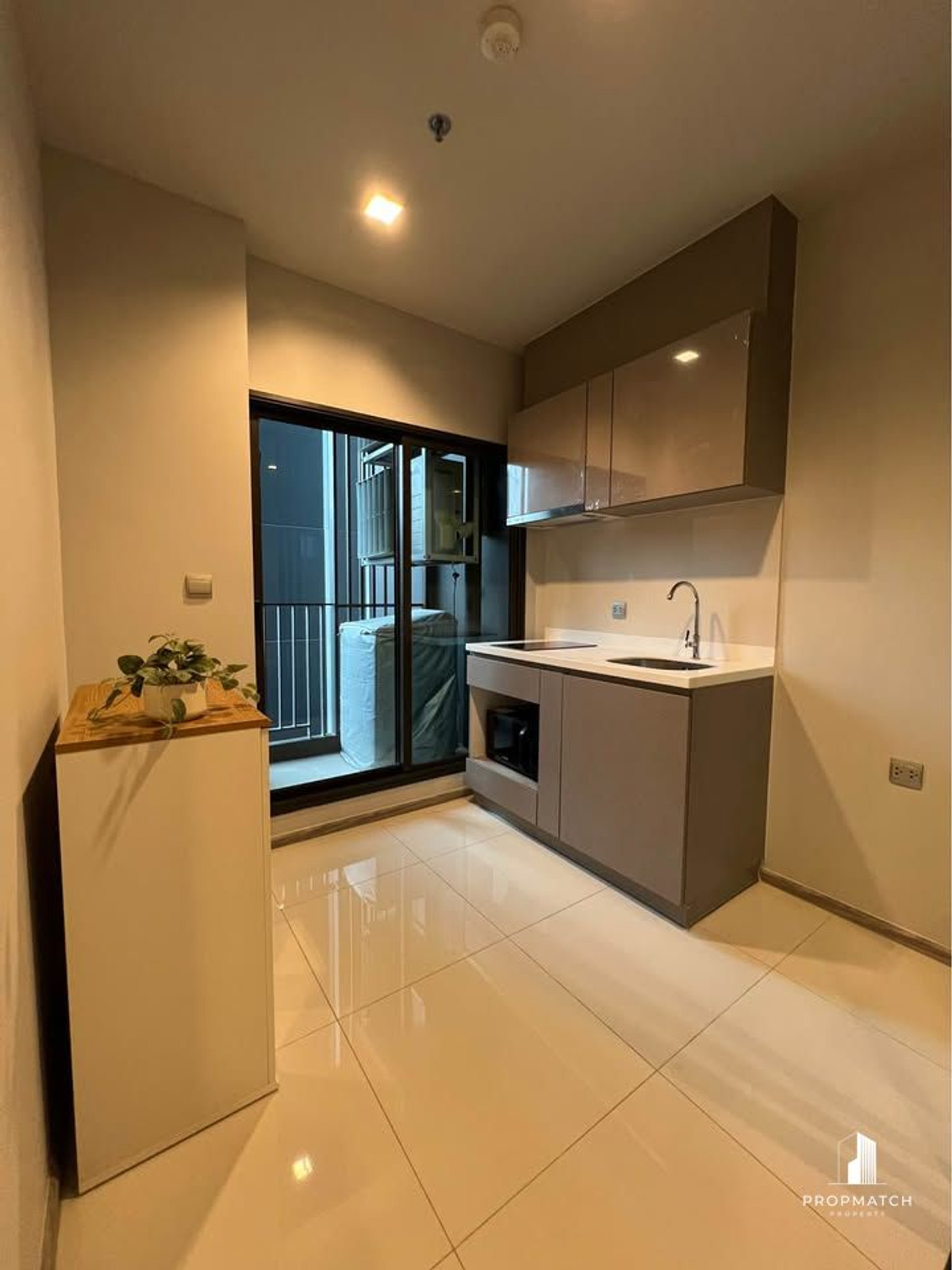 For RentCondoRama9, Petchburi, RCA : 💛Life Asoke-Rama 9 ready to move in, rent only 17,000, Building B, 13++ floor, 25 sq m., east side, garden corner. If interested, make an appointment to view. 064-6696546 Minnie, this number can be reached on Line.