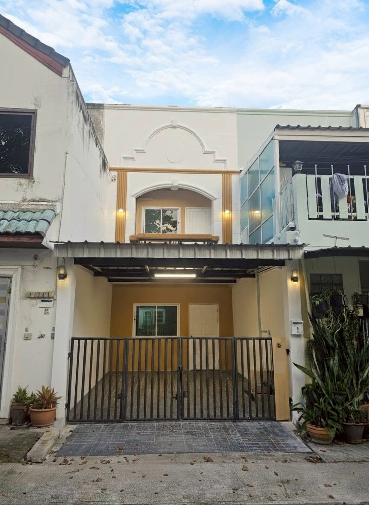 ขายทาวน์โฮมรามคำแหง หัวหมาก : ขายทาวน์เฮาส์ 2 ชั้น หมู่บ้านปรีชา 8 บ้านรีโนเวทใหม่พร้อมอยู่ ราคาดีมาก (N.1936)