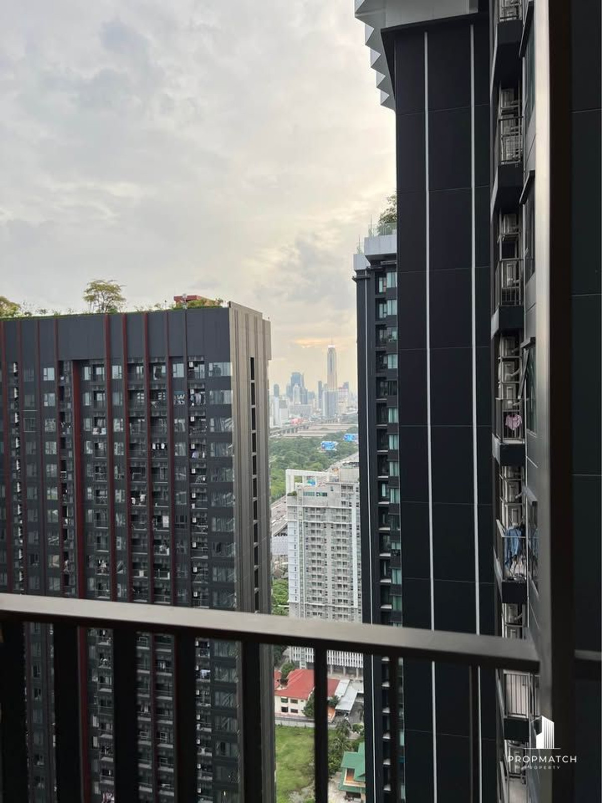 For RentCondoRama9, Petchburi, RCA : 💛Life Asoke-Rama 9 ready to move in, rent only 17,000, Building B, 13++ floor, 25 sq m., east side, garden corner. If interested, make an appointment to view. 064-6696546 Minnie, this number can be reached on Line.