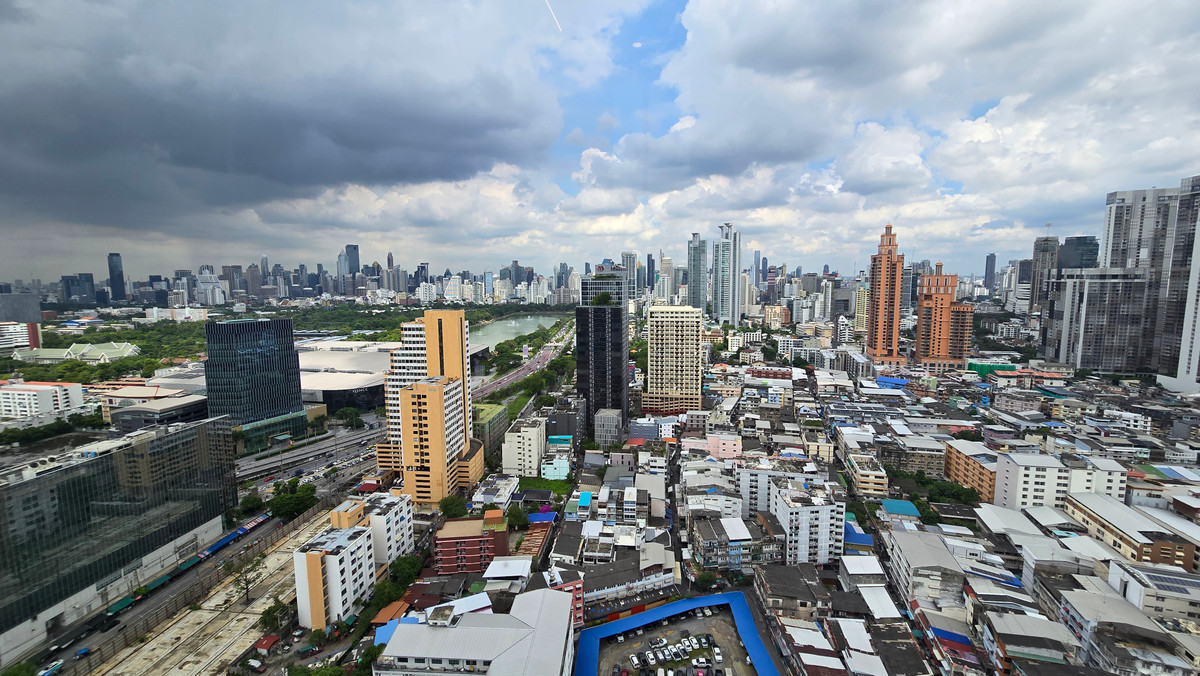 ขายคอนโดคลองเตย กล้วยน้ำไท : ขายด่วน! Life Rama4 Asoke Vertiplex ชั้น33 เพดานสูง 4.4 ม. | วิวสวนเบญจกิติ + สุขุมวิท | เฟอร์ฯแบรนด์หรูครบ พร้อม Art Pieces