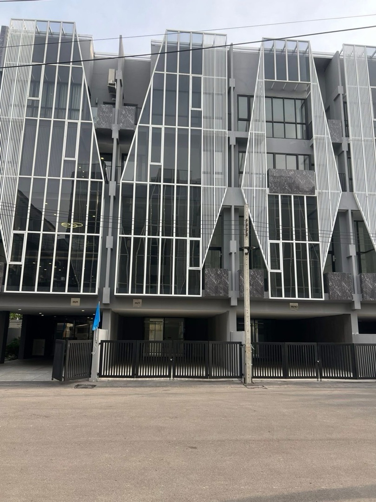 ให้เช่าสำนักงานบางแค เพชรเกษม : ให้เช่าโฮมออฟฟิศ / สำนักงาน ทำเลหน้าสำนักงานเขตบางแค
ห้องเปล่า 4.5 ชั้น พร้อมอยู่ สภาพใหม่เหมือนซื้อโฮมออฟฟิศใหม่
เหมาะสำหรับออฟฟิศ บริษัท หรือทีมที่ต้องการพื้นที่ทำงานแบบมืออาชีพ ใกล้ MRT หลักสอง เพียง 5 นาที  