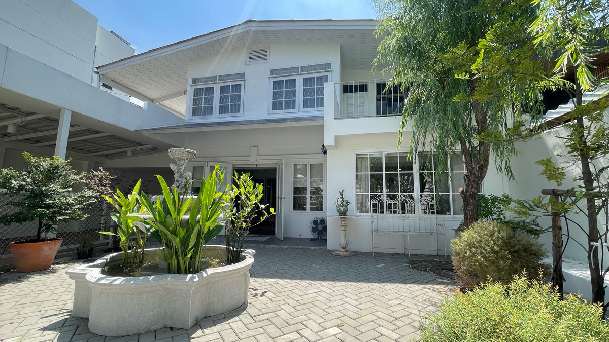 For SaleHousePattanakan, Srinakarin : Single house for sale, Seri Rama 9 Village, 45 Soi 5, can pass The Nine | Renovated, beautiful, warm, 6 rooms, 3 bathrooms, lots of room! 63 sq m, parking for 4 cars