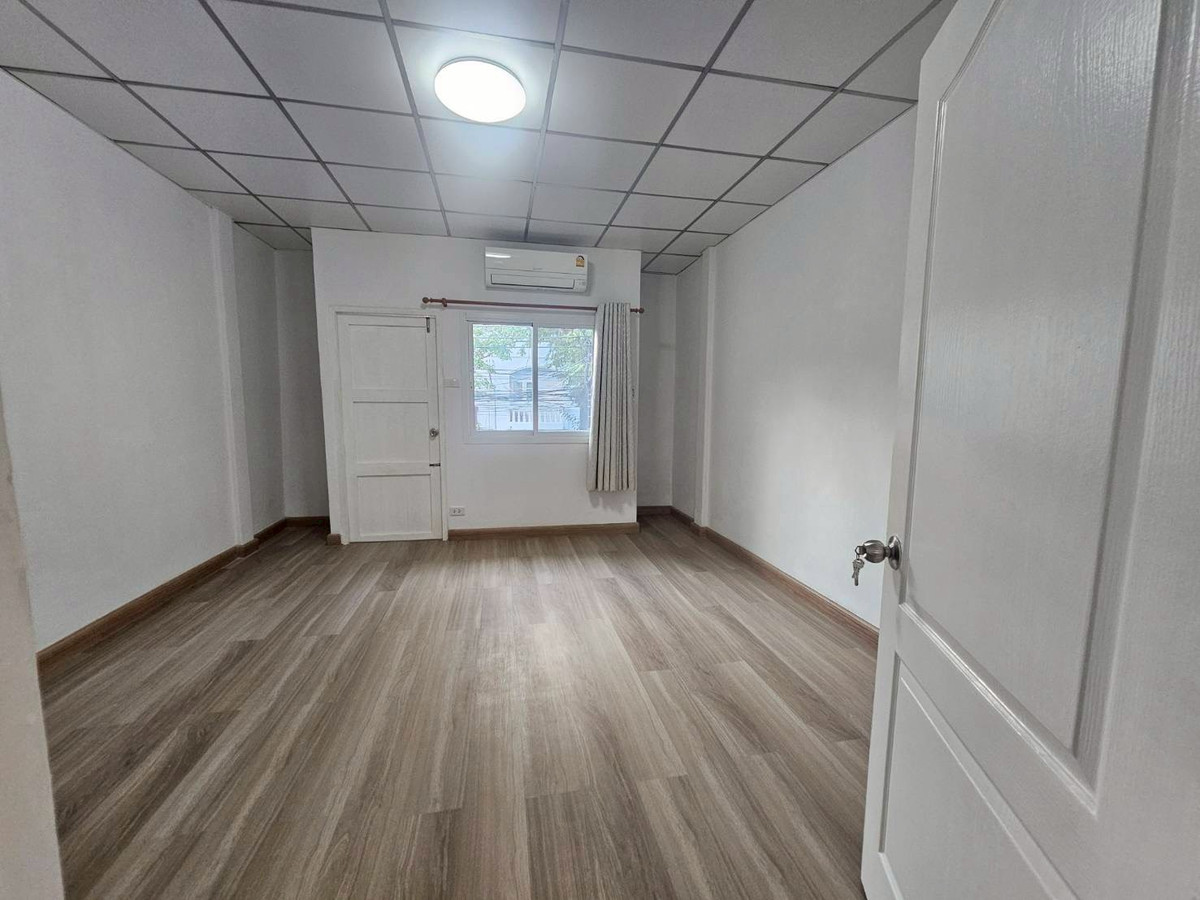 ขายทาวน์โฮมรามคำแหง หัวหมาก : ขายทาวน์เฮาส์ 2 ชั้น หมู่บ้านปรีชา 8 บ้านรีโนเวทใหม่พร้อมอยู่ ราคาดีมาก (N.1936)