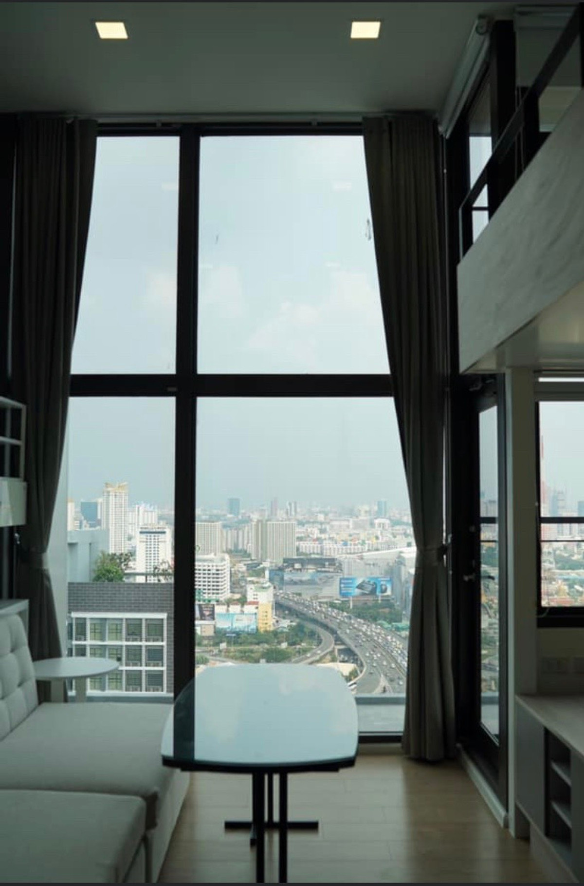 ให้เช่าคอนโดพระราม 9 เพชรบุรีตัดใหม่ RCA : For Rent condo Chewathai Residence Asoke Duplex fully furnished (S15-31341) 