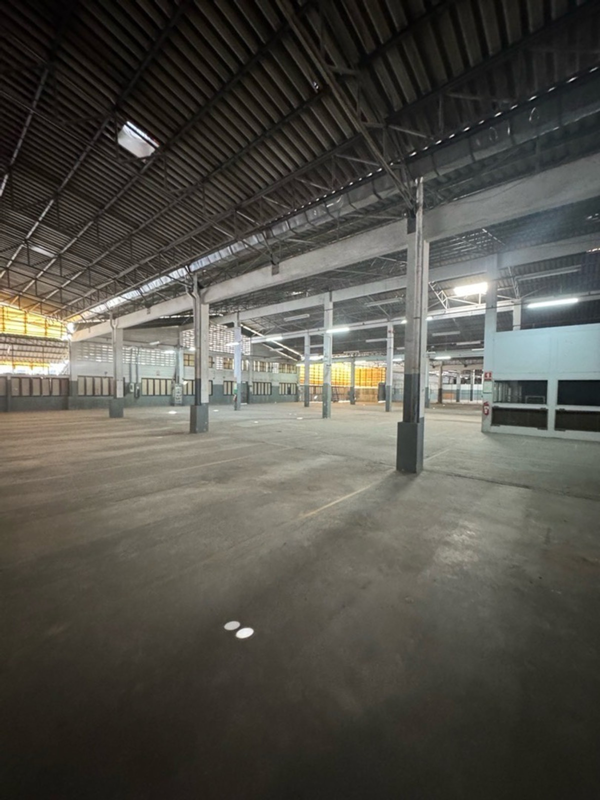 For RentRetail SpaceBangna, Bearing, Lasalle : For rent, former Lasalle factory, area 7,000 square meters, near Bangkok Patana and international schools, doing business with sports clubs / and other sports.