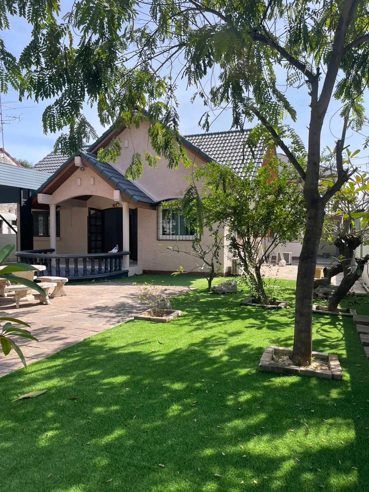 ให้เช่าบ้านพัฒนาการ ศรีนครินทร์ : 🌟 ทำเลดีมาก รถไฟฟ้าสายสีเหลืองอยู่หน้าโครงการ เดินไป Foodland/KFC/JAS Urban ได้ใน 5 นาที!