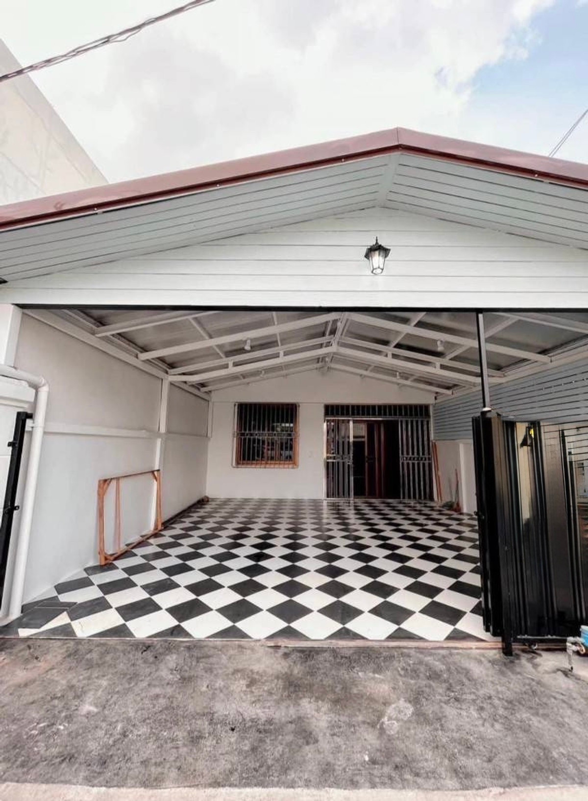 For RentTownhomeRatchadapisek, Huaikwang, Suttisan : Townhome for rent Renovated the whole house. Pracharat Bamphen Road 26, fully air conditioned, 4 bedrooms, 2 bathrooms, rental price 40,000 baht per month.