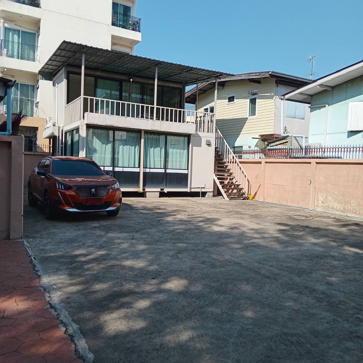 ขายบ้านเลียบทางด่วนรามอินทรา : ขายบ้านนอคดาวน์ ข้างบ้านเรือนไทยรามอินทรา ซอยรามอินทรา 40 แยก 21