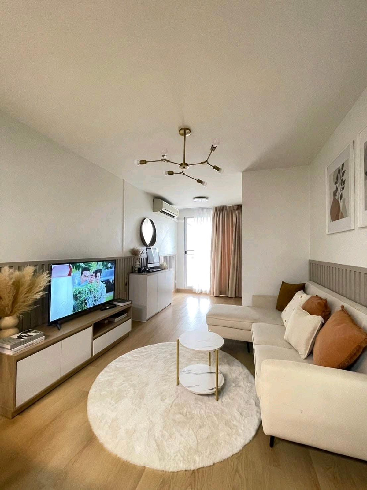 For RentCondoLadprao, Central Ladprao : 💫🍃Fully decorated room Divided into perfect proportions There is a kitchen corner where you can actually cook food, a wide balcony, good wind, and a clear walkway.